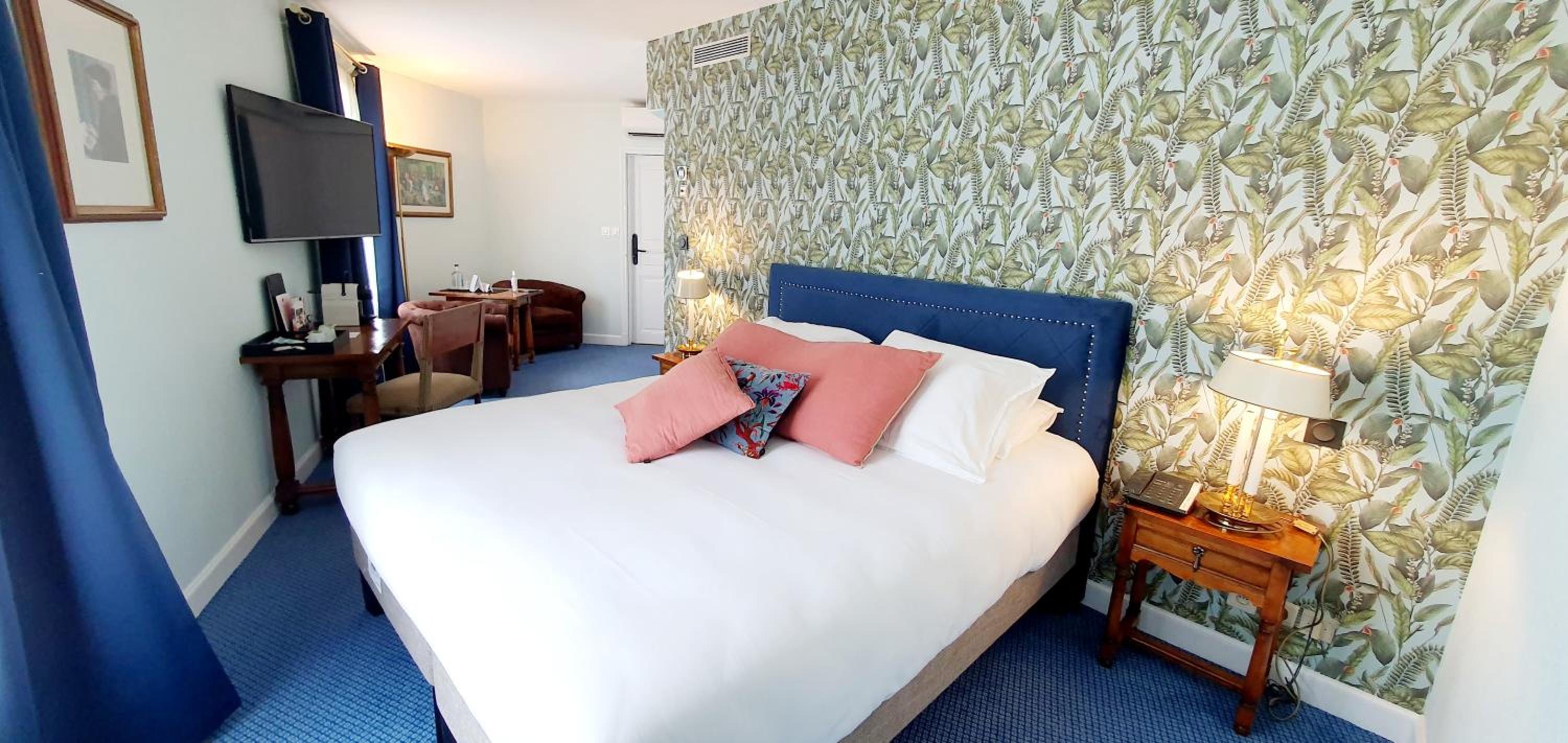 Double Room with Abbey View - Photo 7