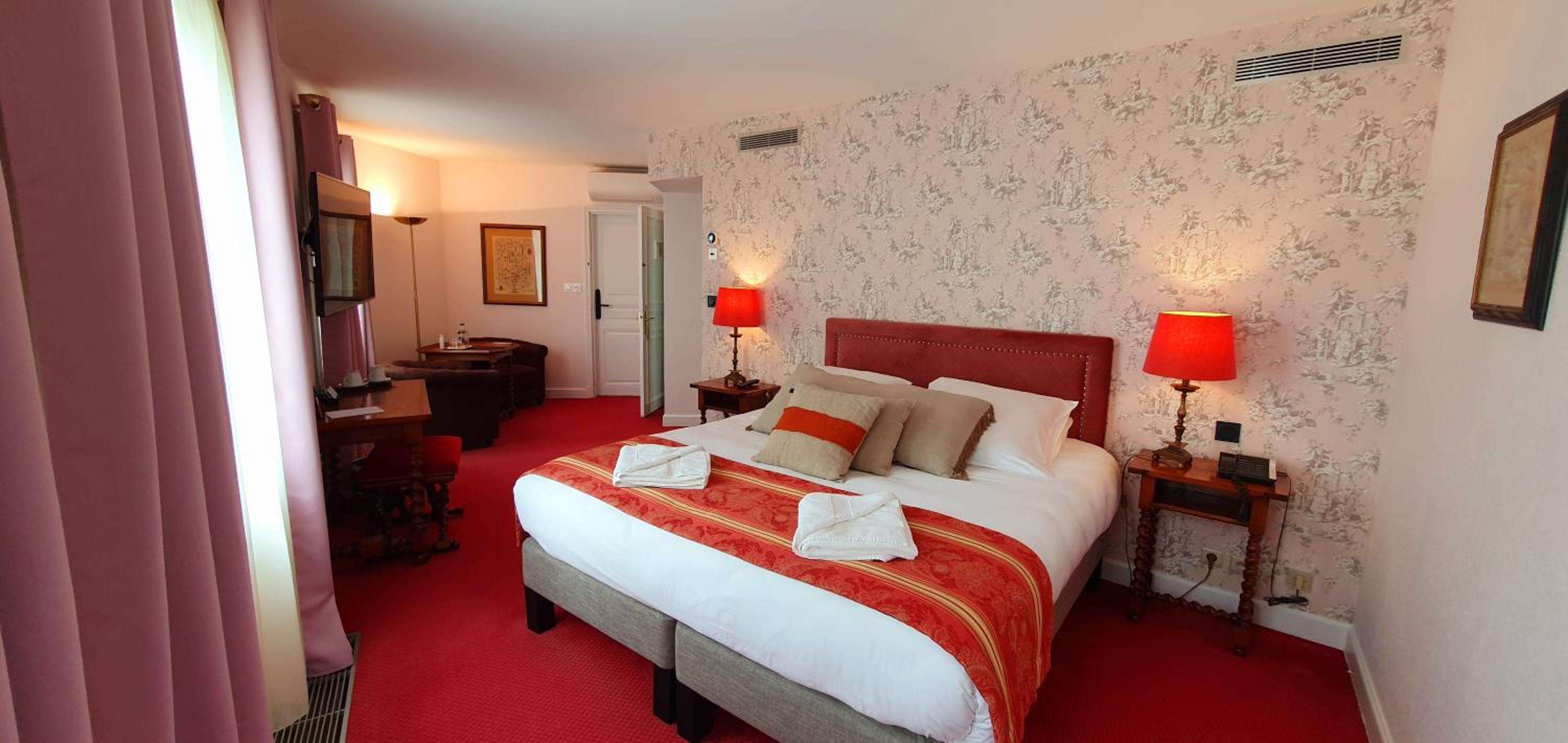 Double Room with Abbey View - Photo 6