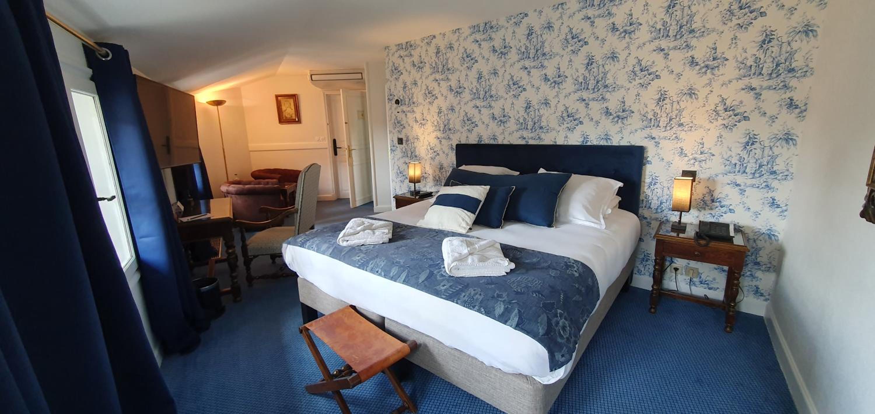 Double Room with Abbey View - Photo 5