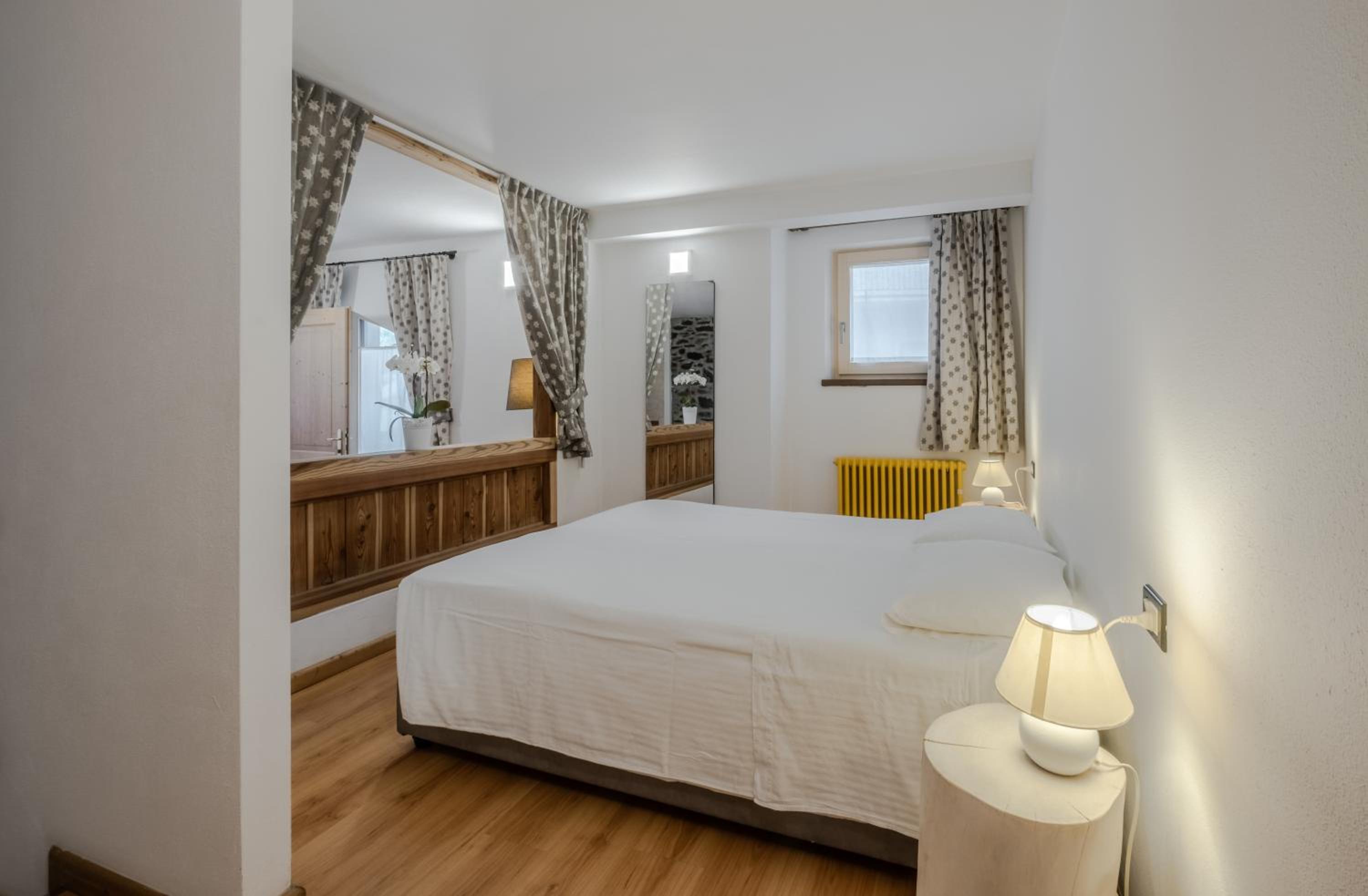 Double or Twin Room with Mountain View - Photo 8