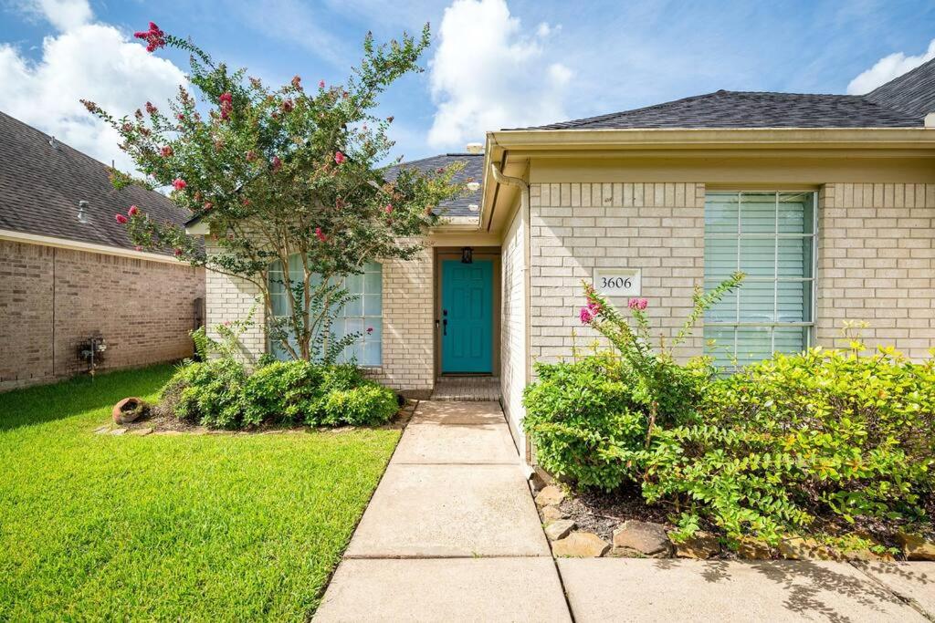 Three-Bedroom House photo 2