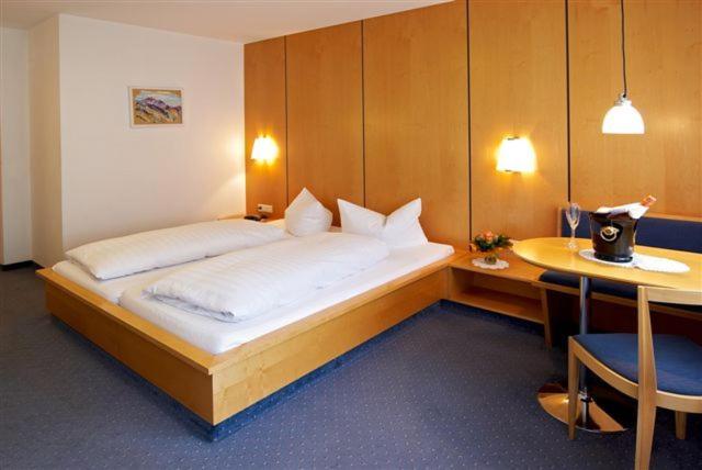 Double Room with Balcony or Terrace - Photo 1