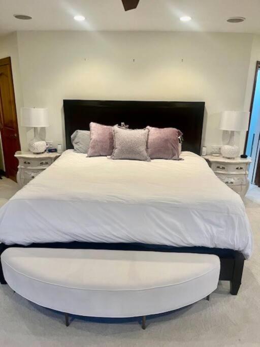 Six-Bedroom House photo 1
