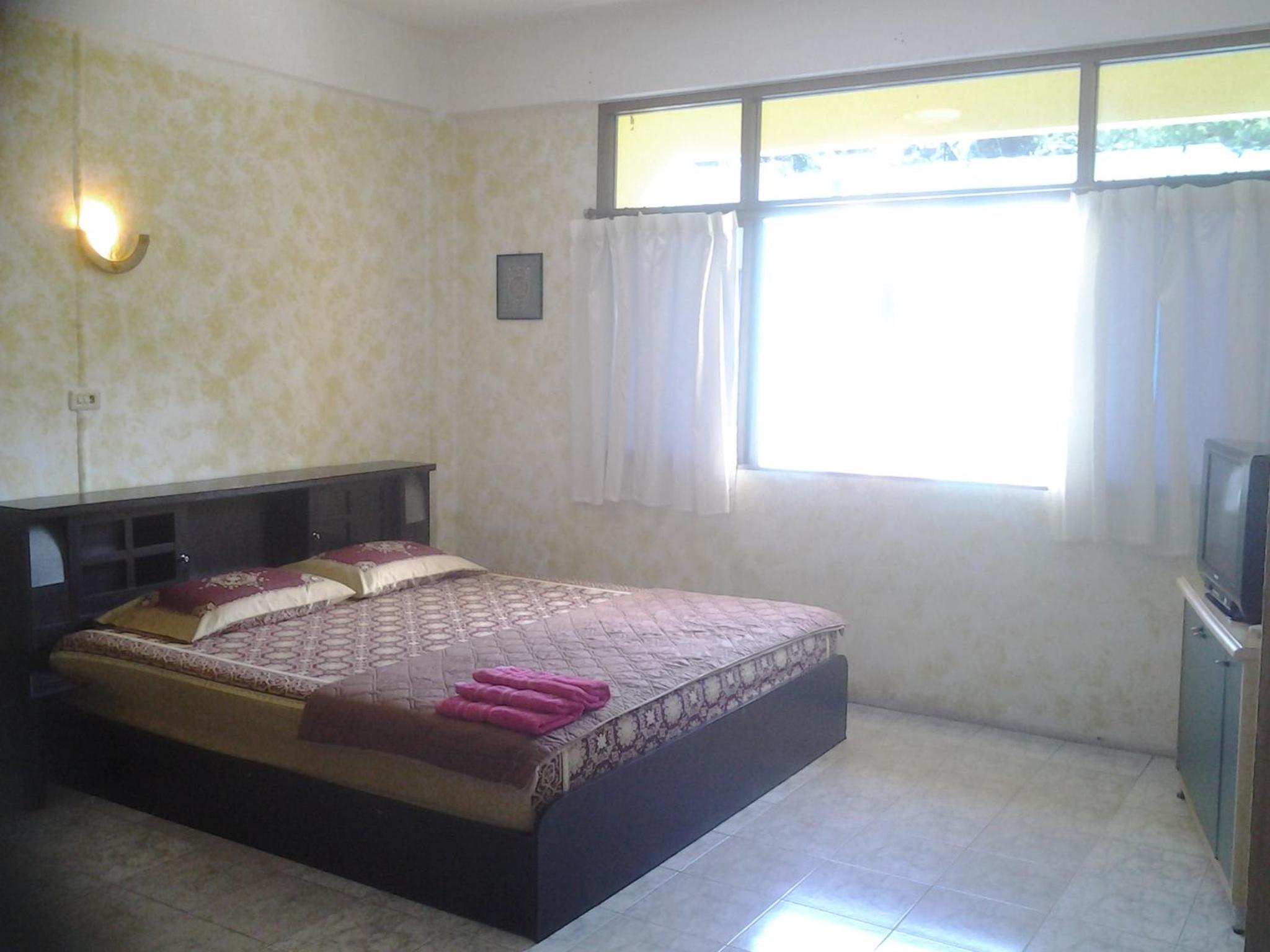 Double Room with Air-Conditioner and Shared Bathroom photo 1