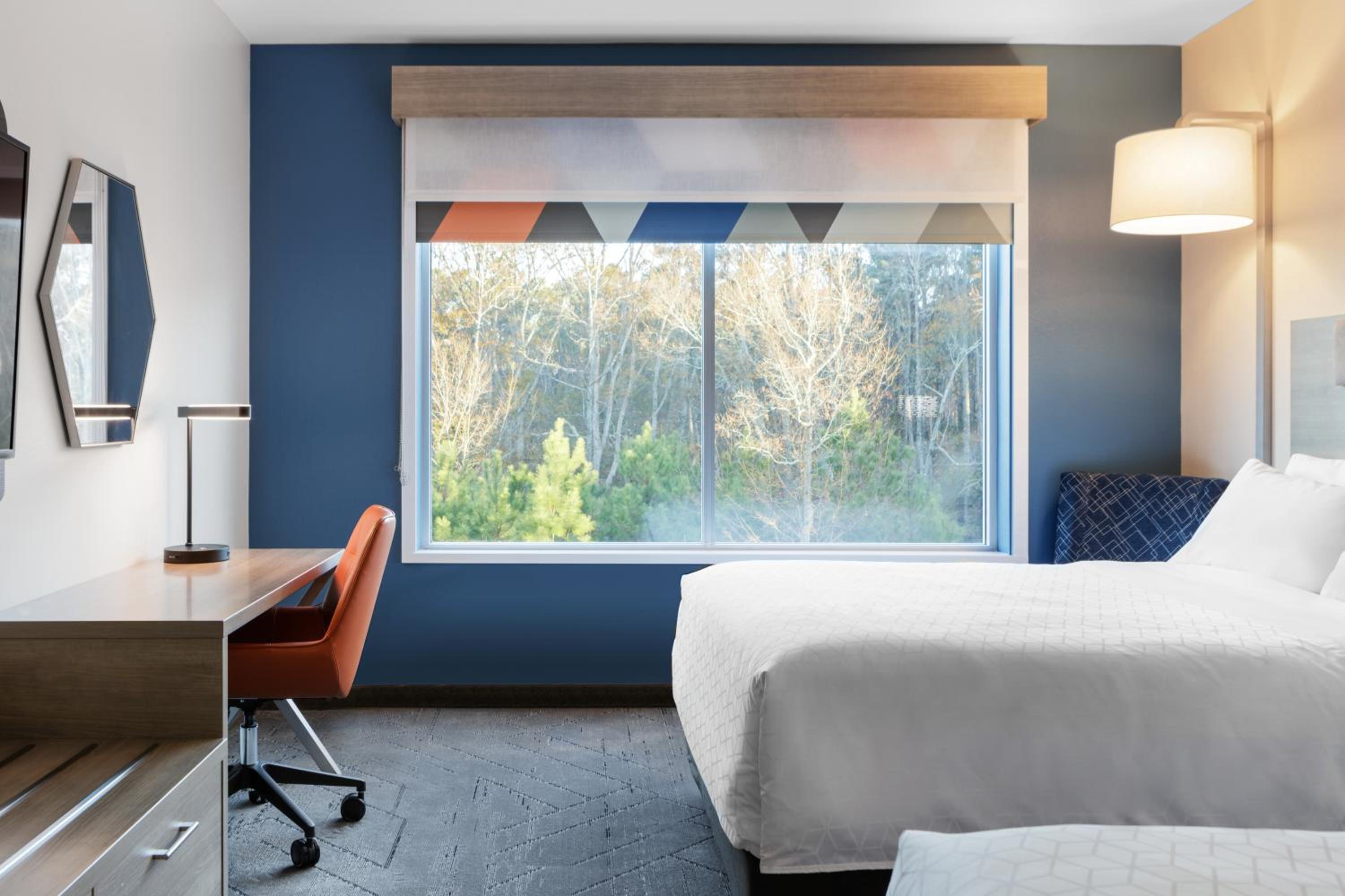 Standard Room with Two Queen Beds - Photo 6