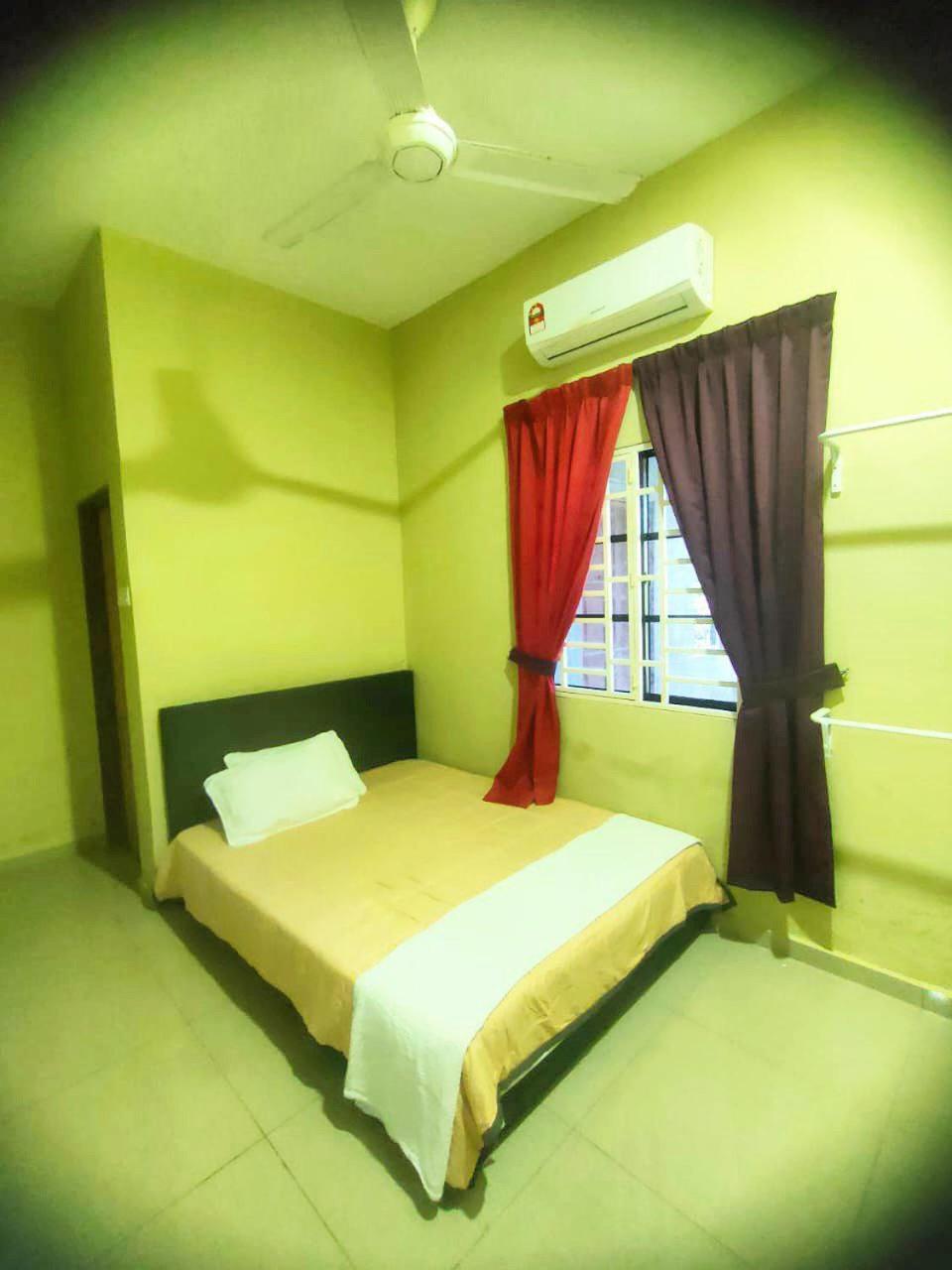 Three-Bedroom House photo 3