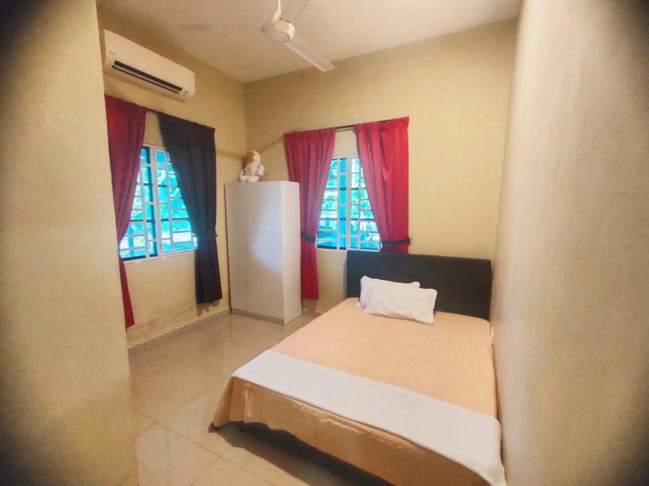 Three-Bedroom House photo 2
