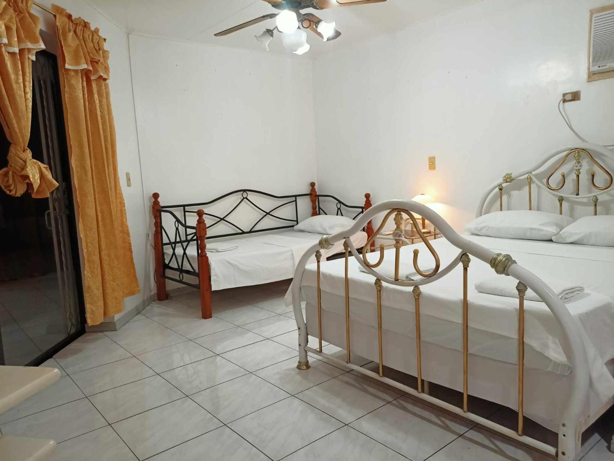 Family Room with Private Bathroom photo 1