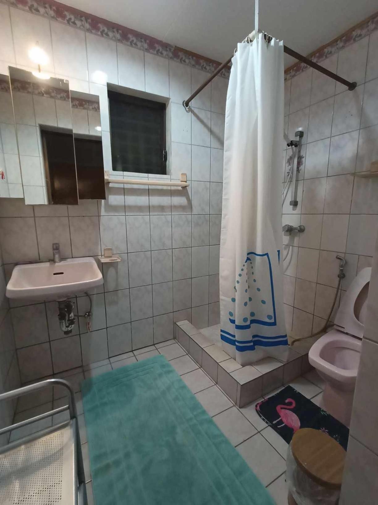 Family Room with Private Bathroom photo 3