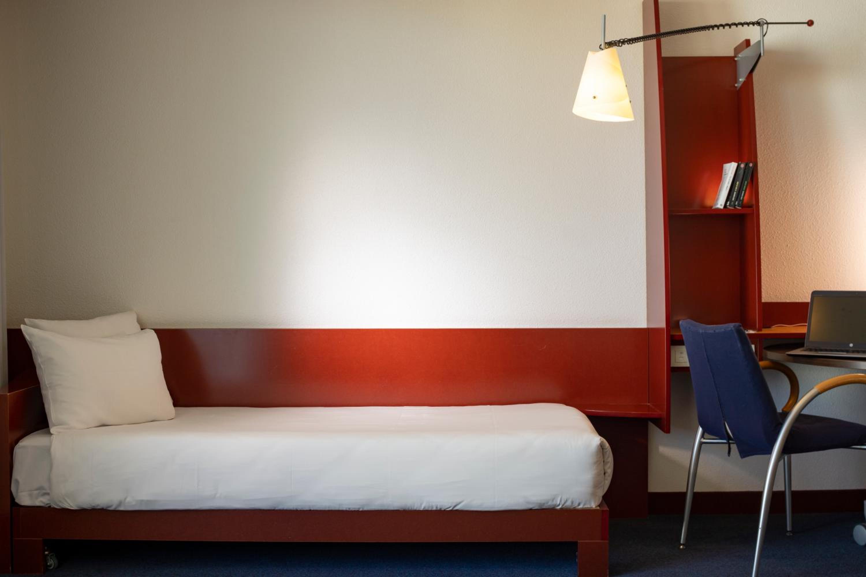 Superior Suite with Double Bed and Two Single Beds - Photo 12