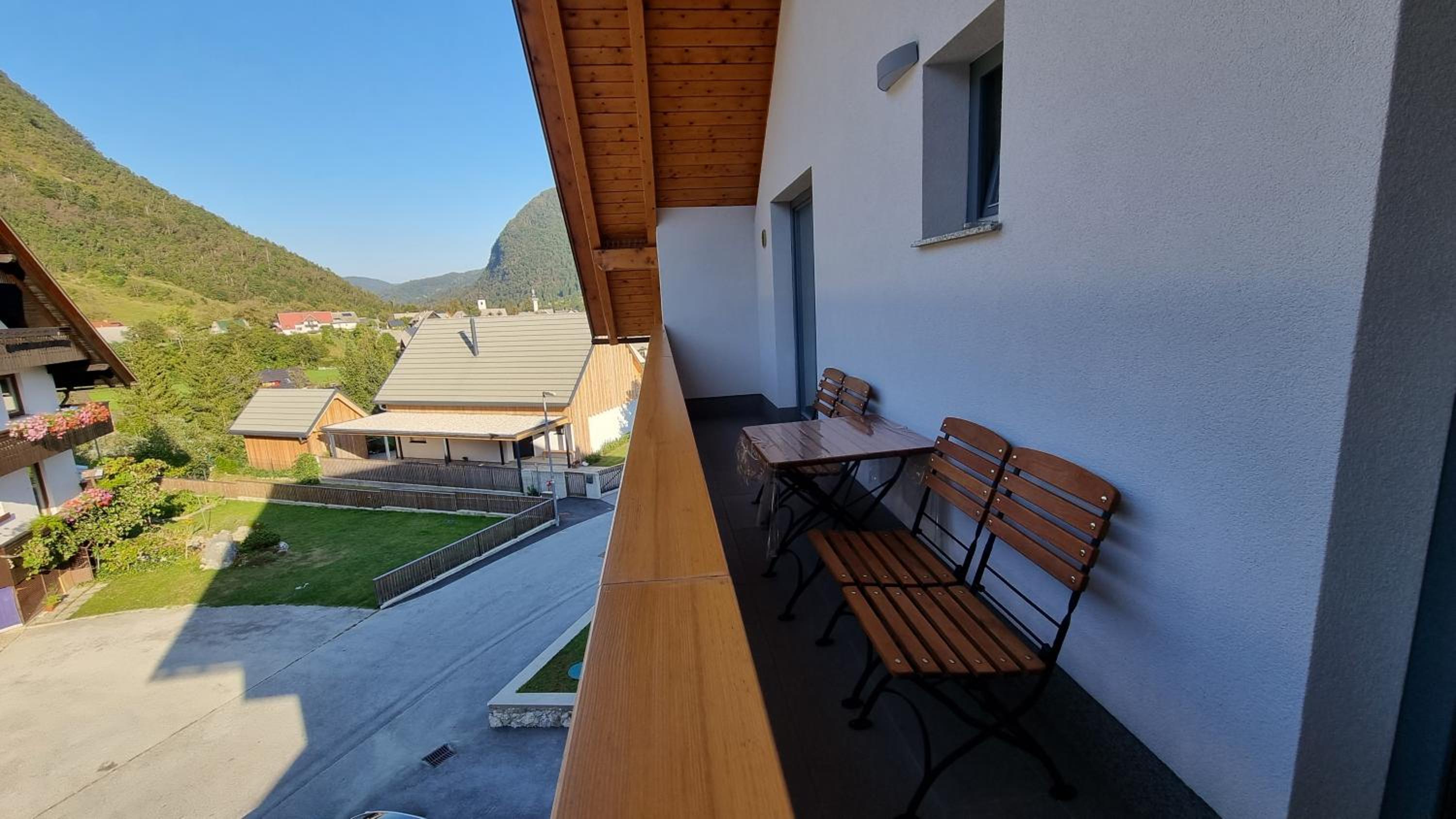 Apartment with Mountain View