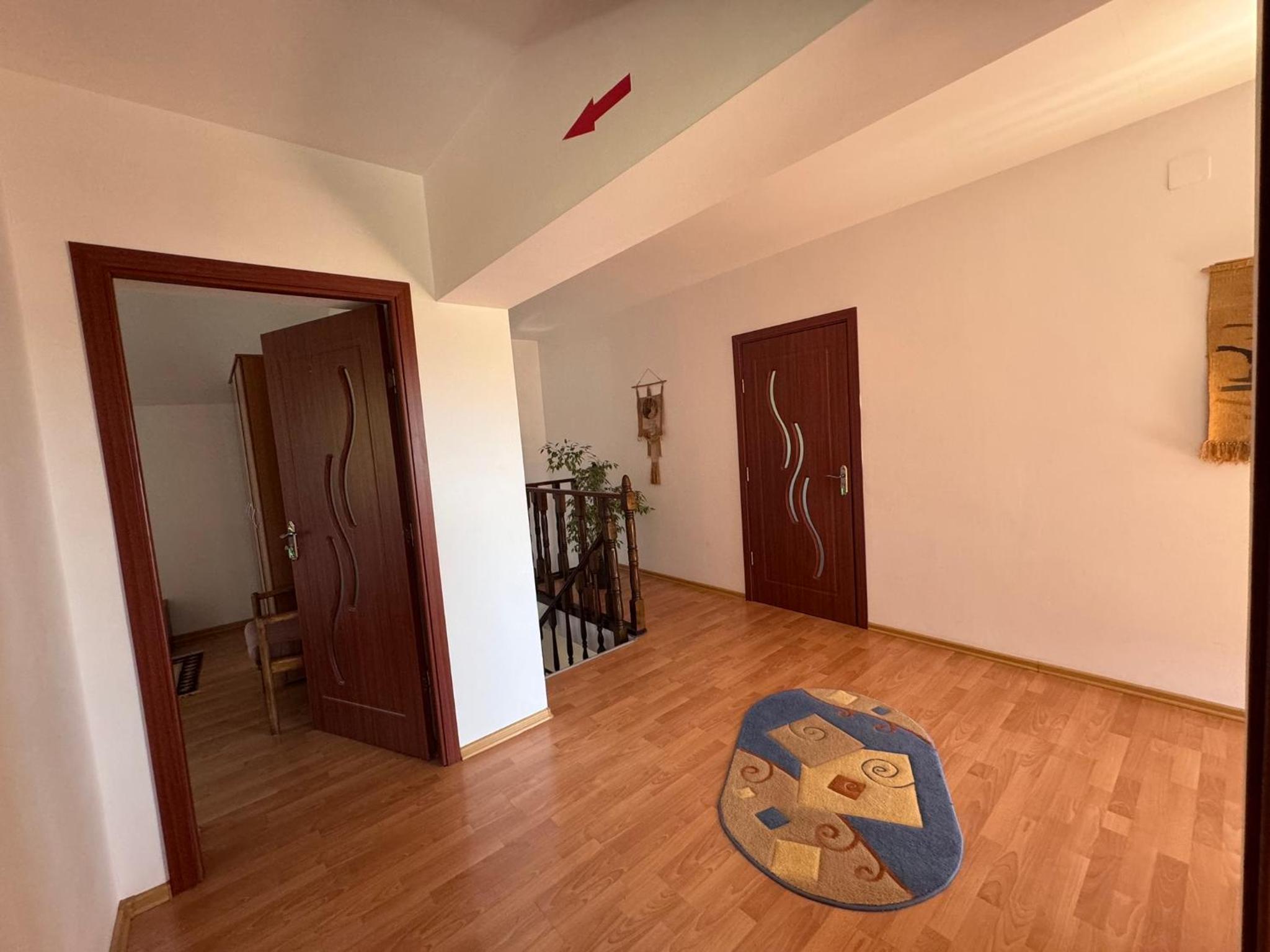 Five-Bedroom House photo 3