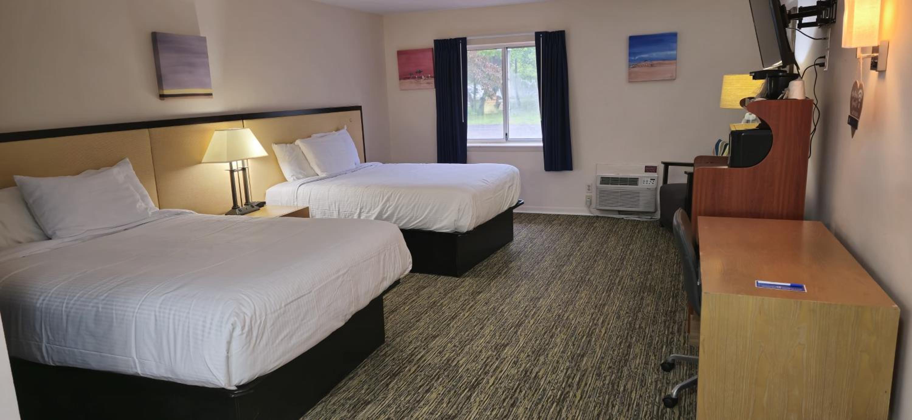 Quadruple Room with Two Queen Beds - Non Smoking - Photo 1
