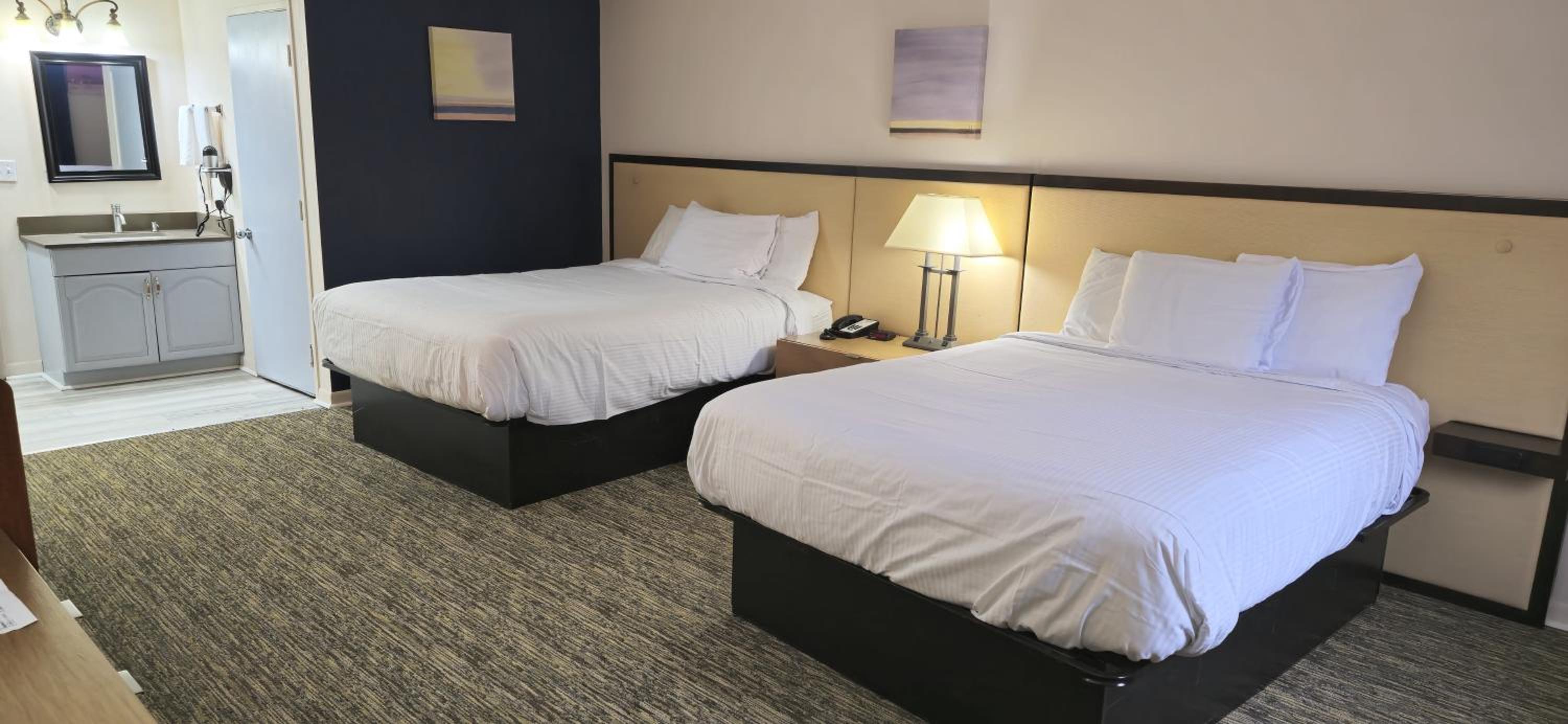 Quadruple Room with Two Queen Beds - Non Smoking - Photo 2