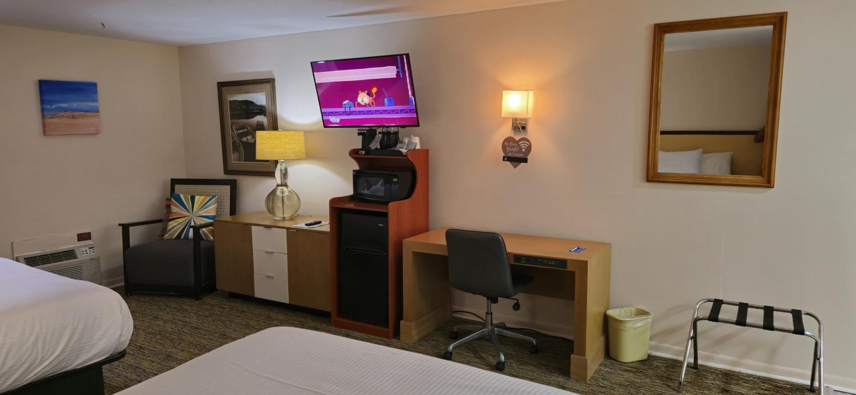Quadruple Room with Two Queen Beds - Non Smoking - Photo 3