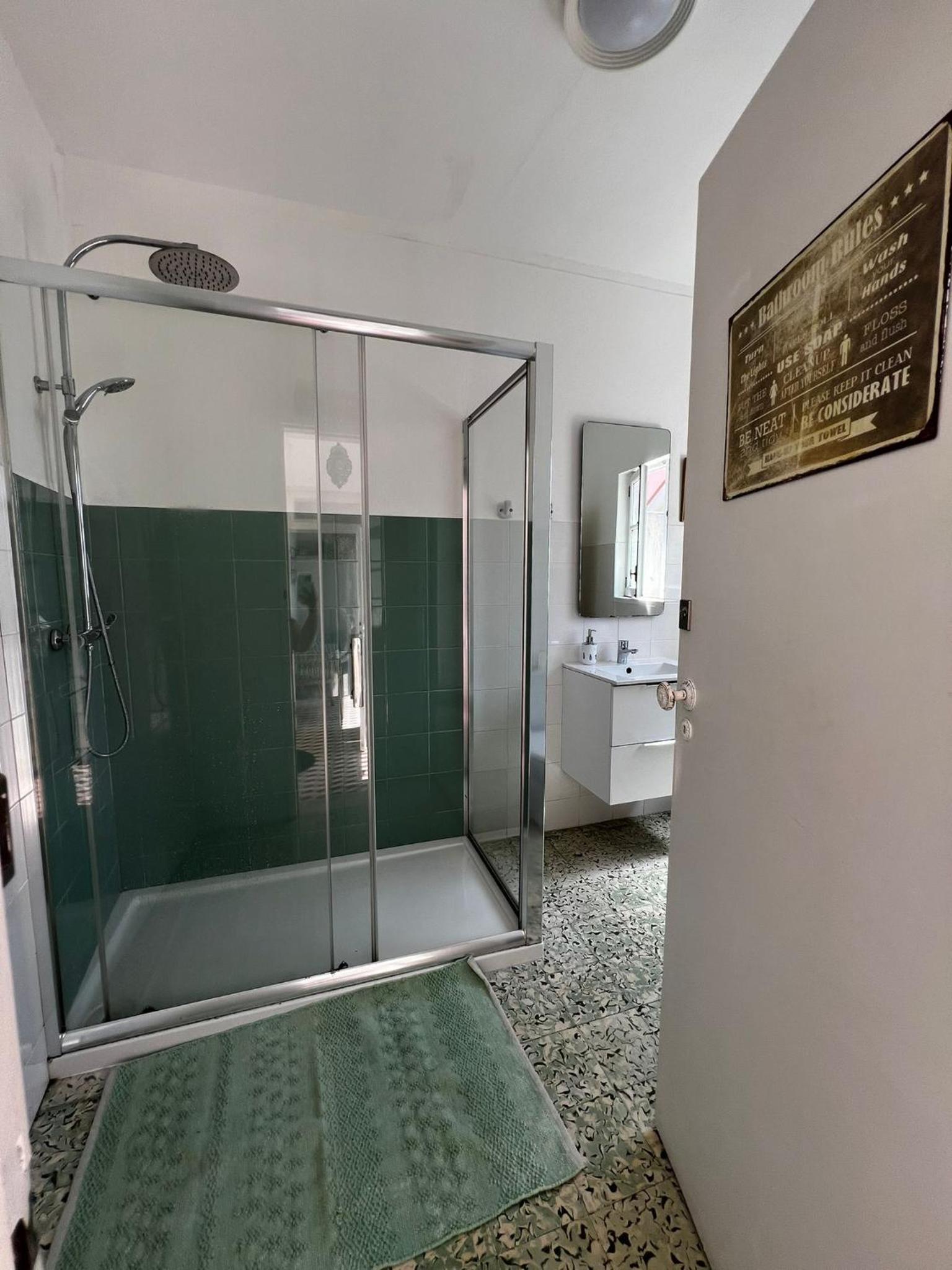 Standard Twin Room - Photo 8
