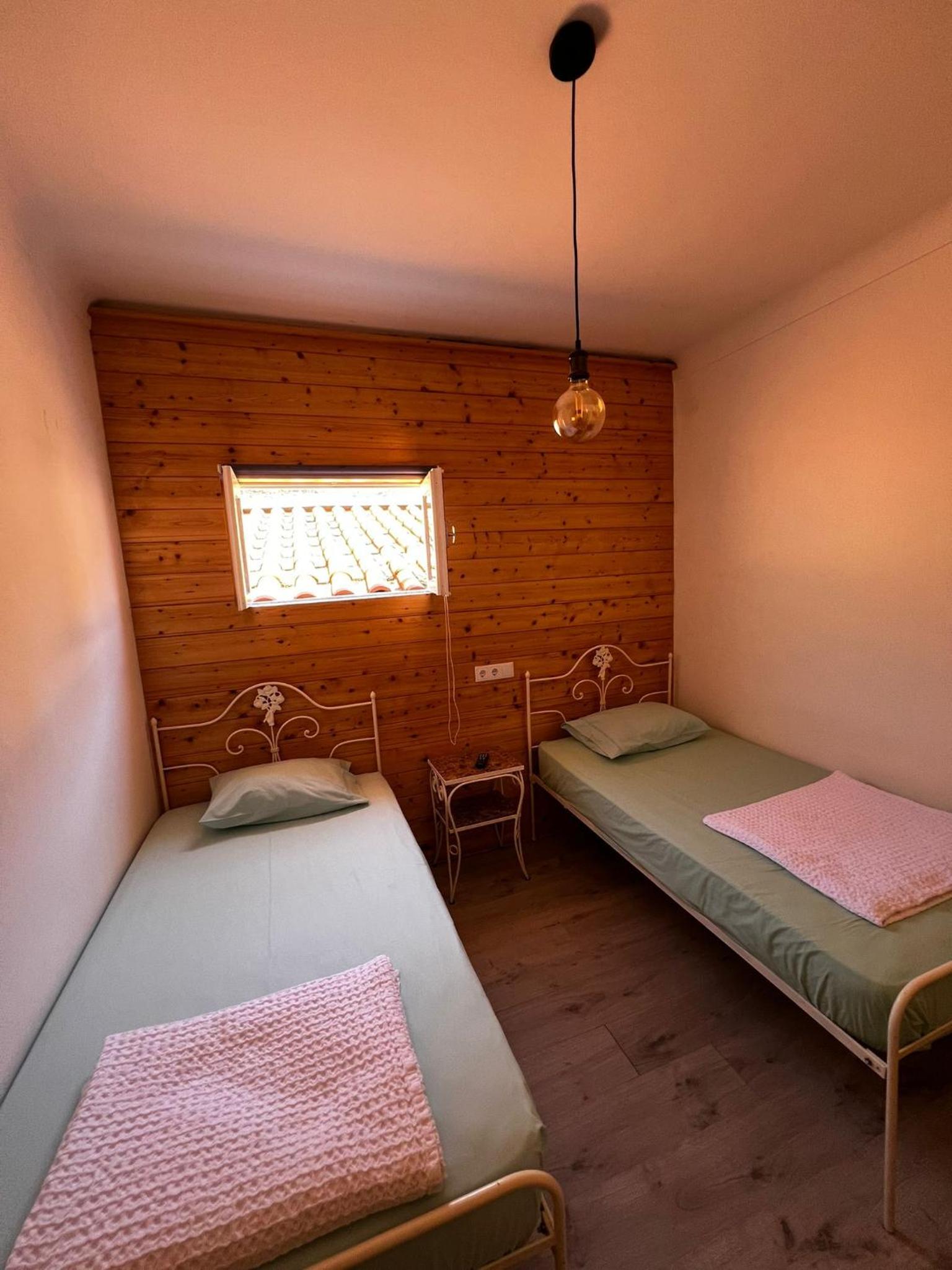 Standard Twin Room - Photo 9