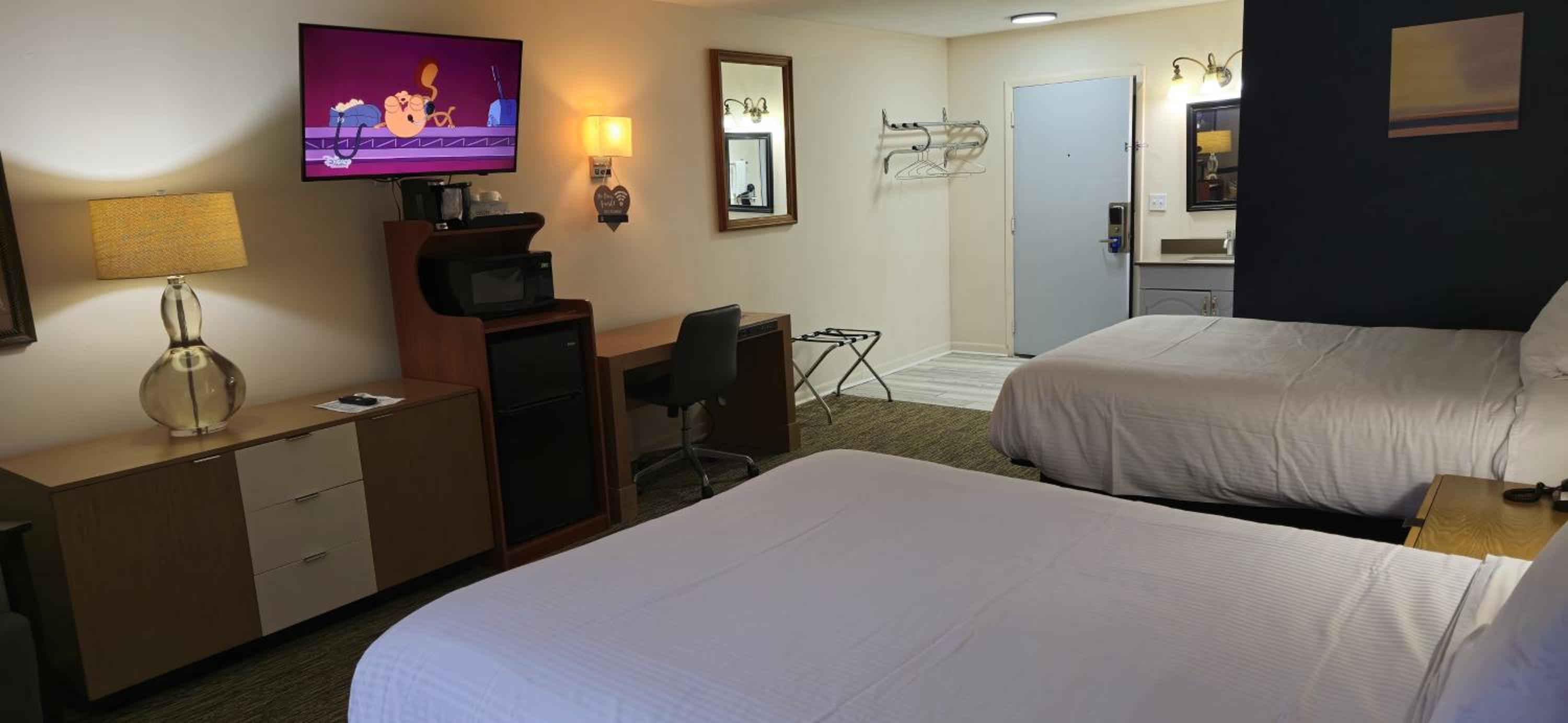 Quadruple Room with Two Queen Beds - Non Smoking - Photo 4