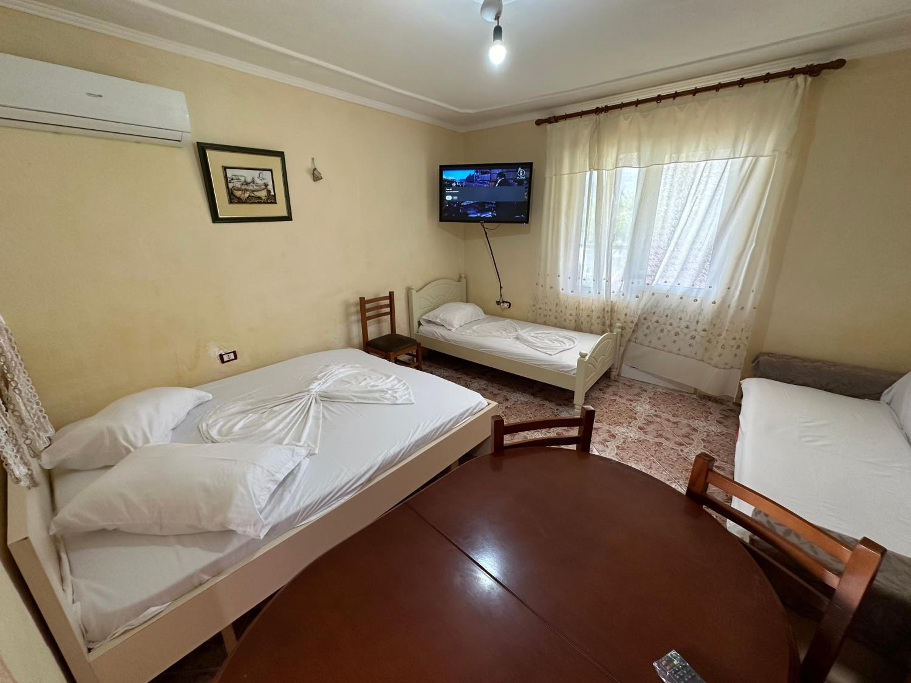 Quadruple Room with Private Bathroom photo 1