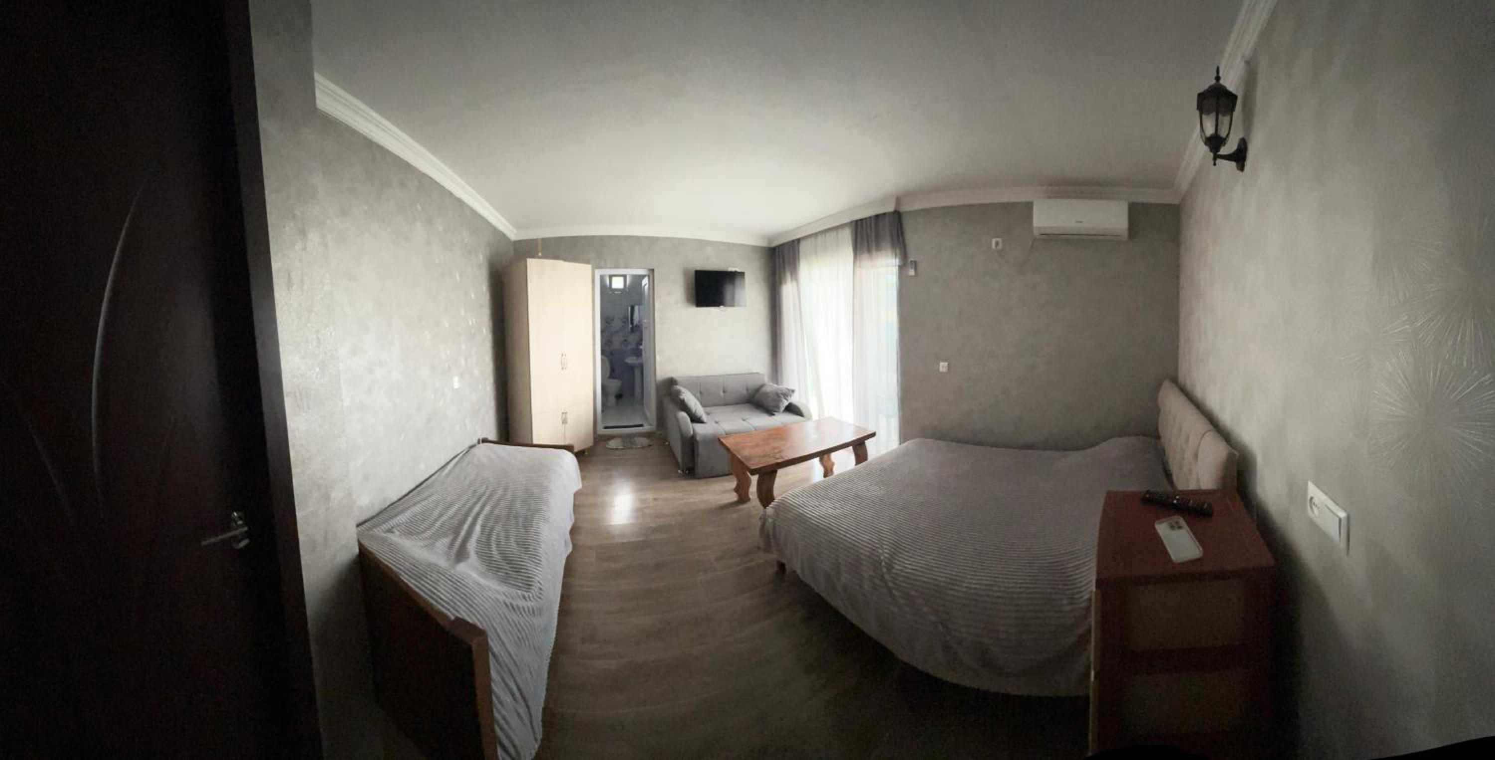 One-Bedroom Apartment photo 1