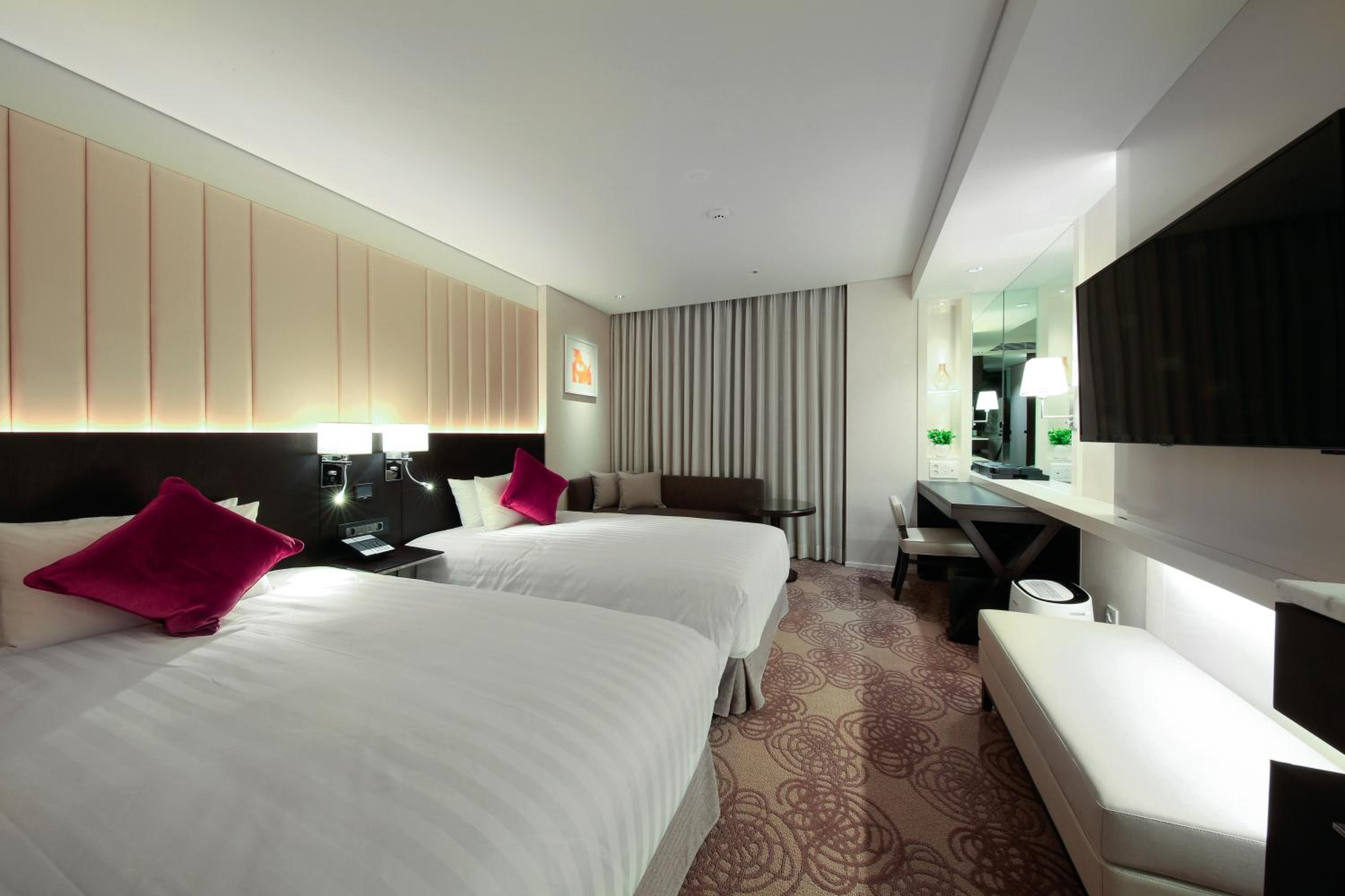 Standard Twin Room - 7 nights - Once a week make up room (Quarantine is not allowed)