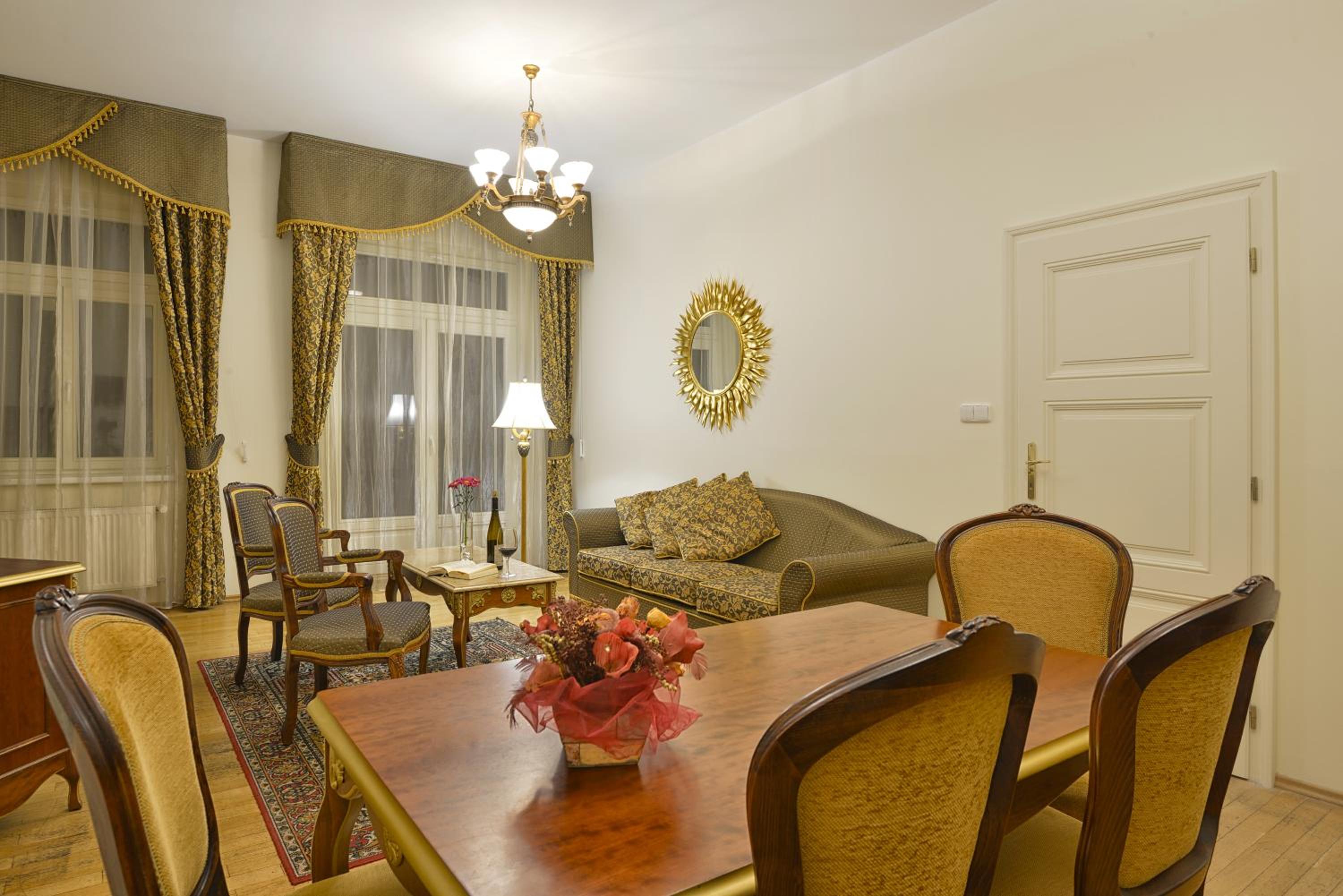 Apartment with Balcony - Photo 2