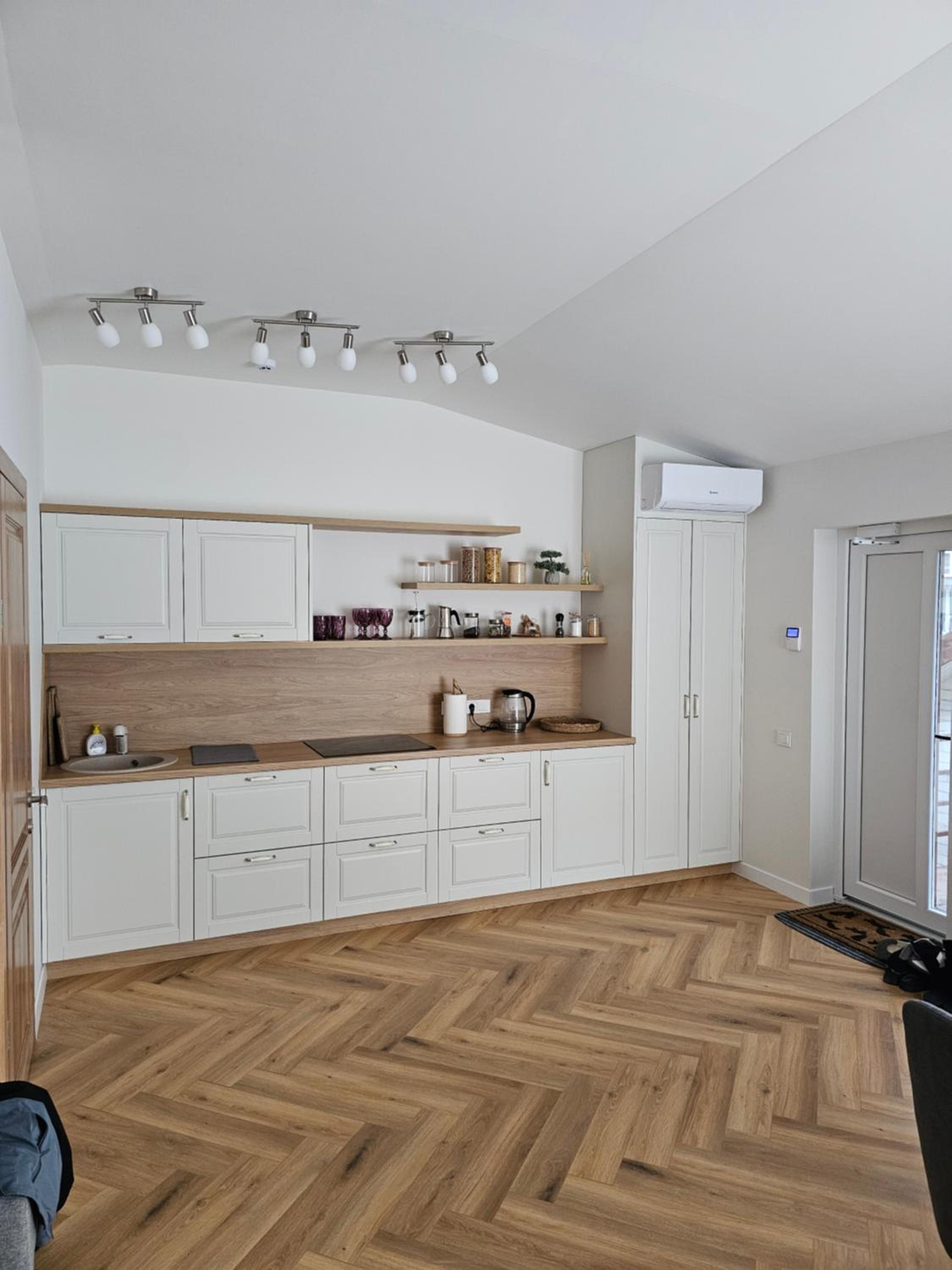 Apartment with Balcony photo 2