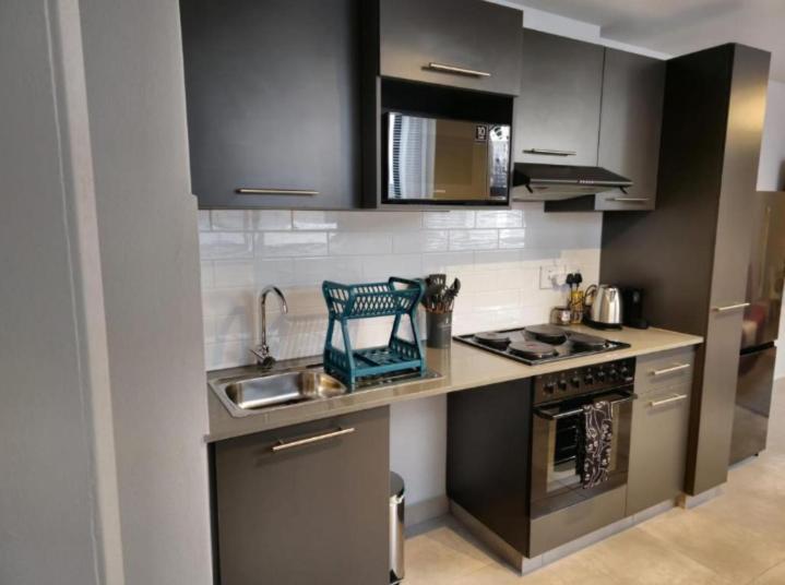 Studio Apartment with Queen Bed photo 3