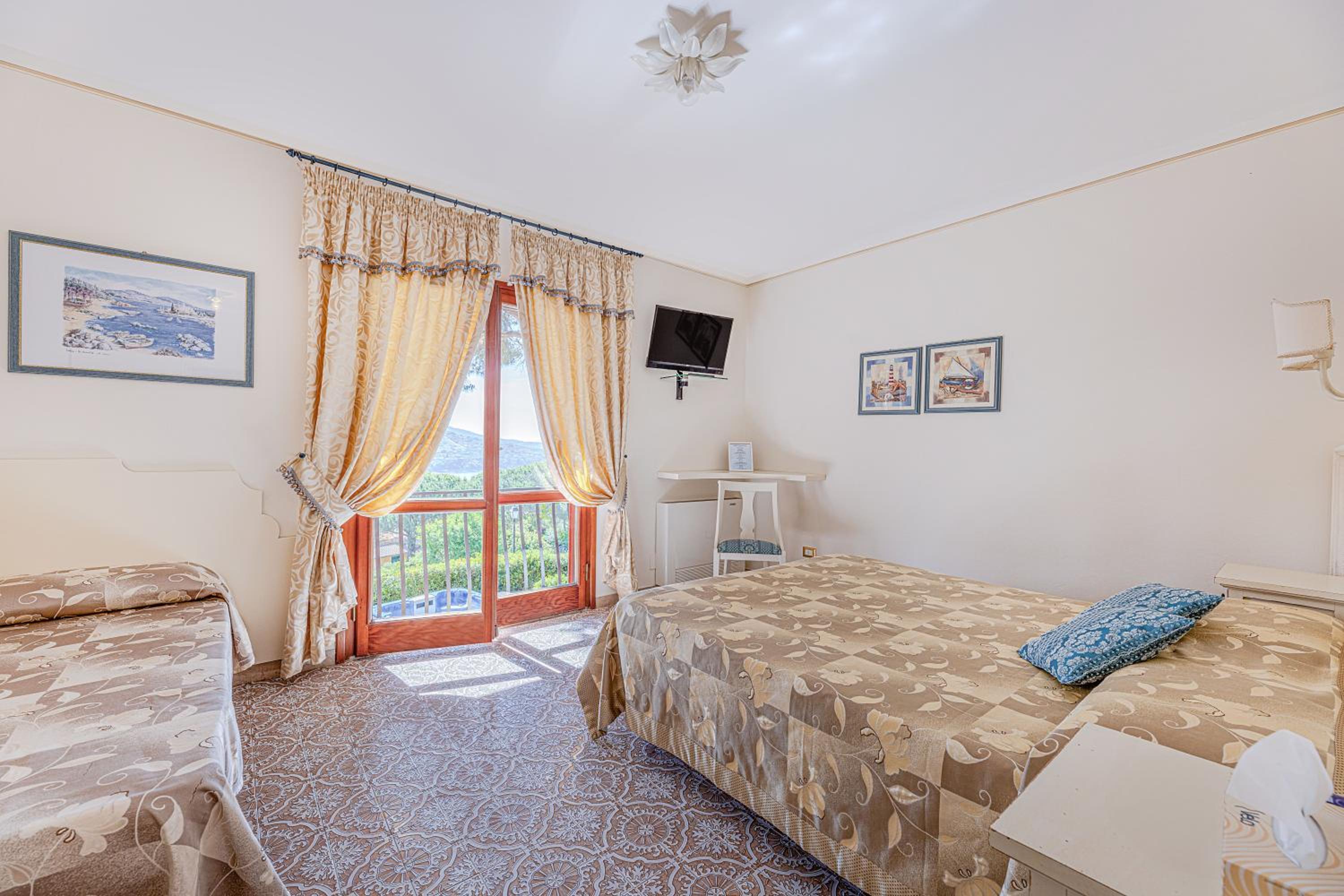 Deluxe Triple Room photo 1