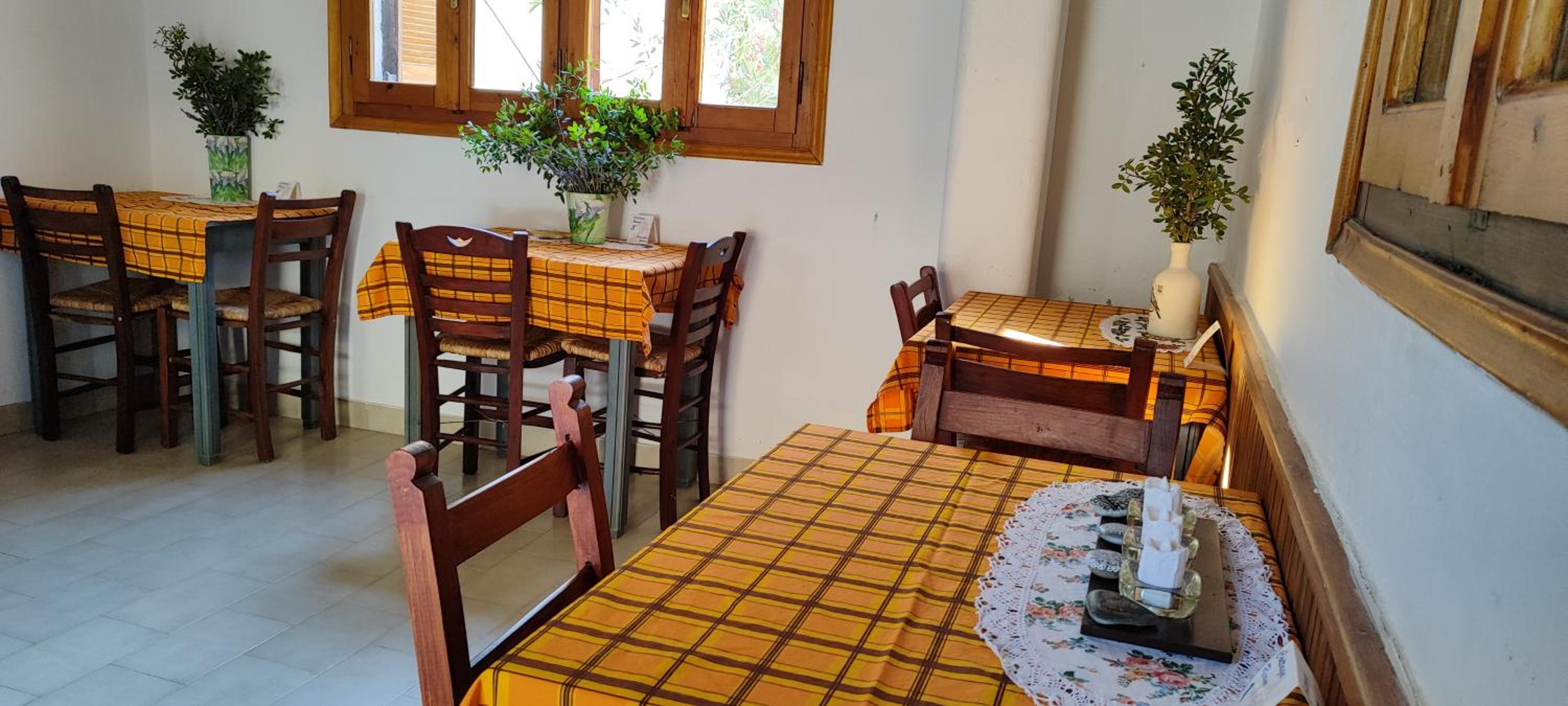 Deluxe Double Room with Balcony - Photo 4