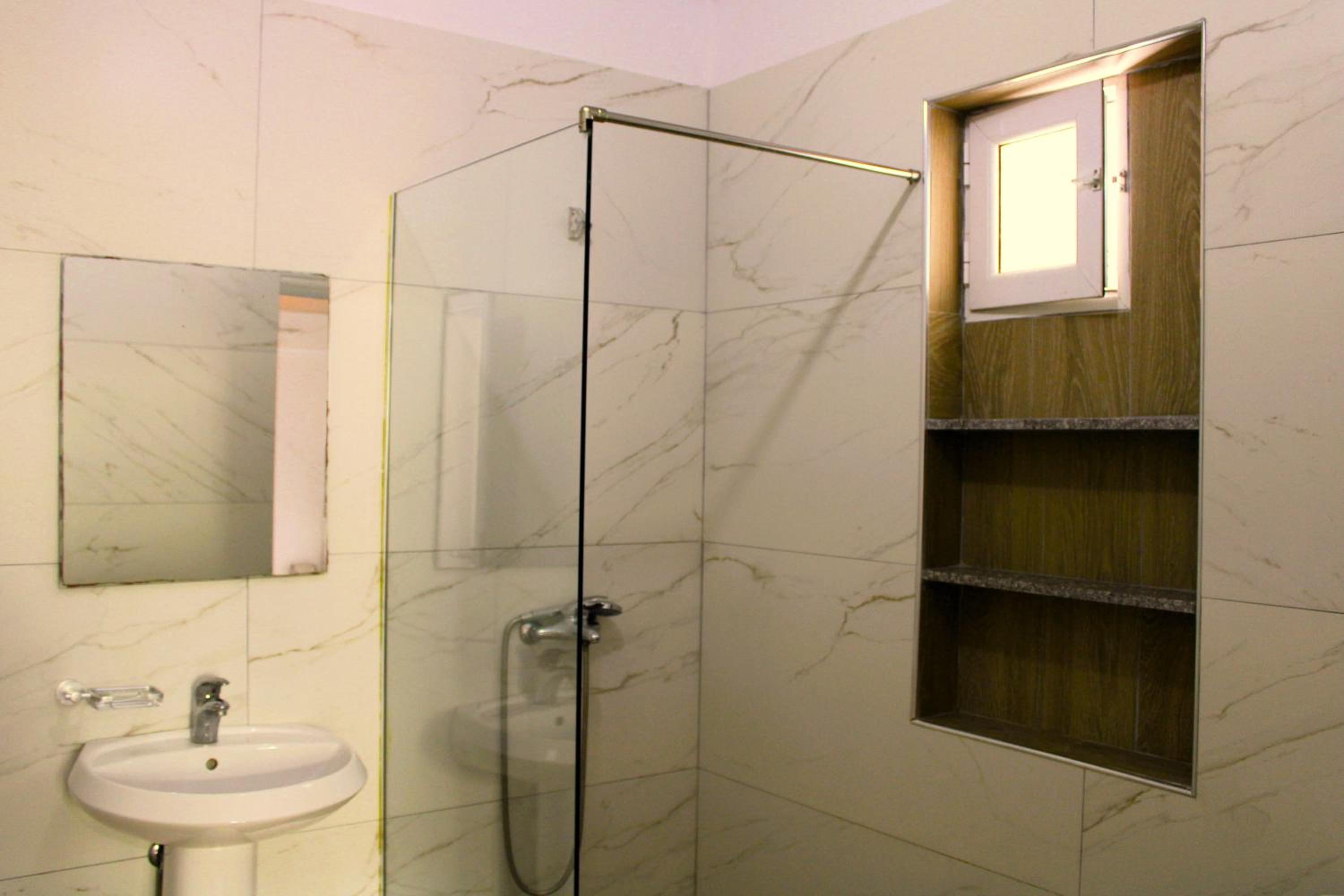 Economy Triple Room photo 2