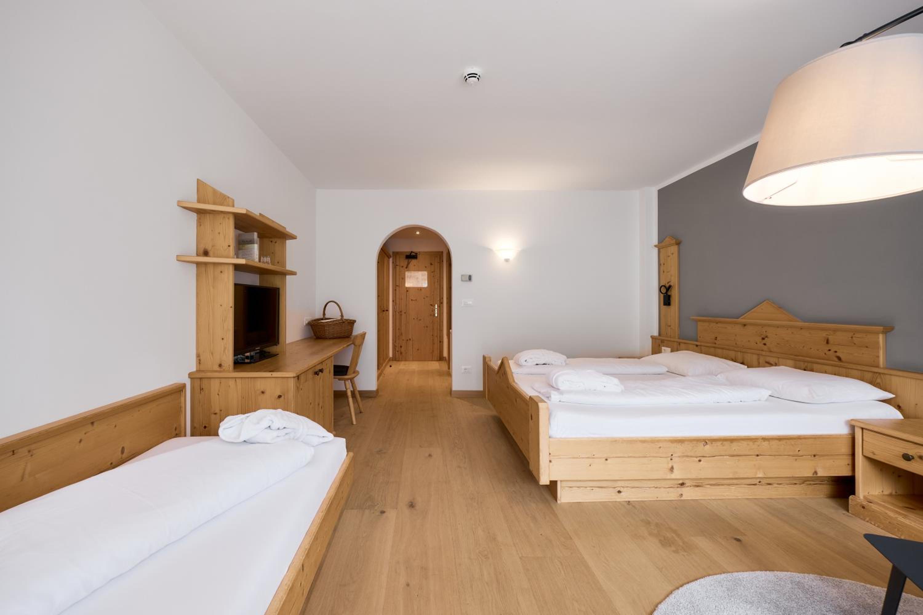 Double Room with Balcony - Photo 3