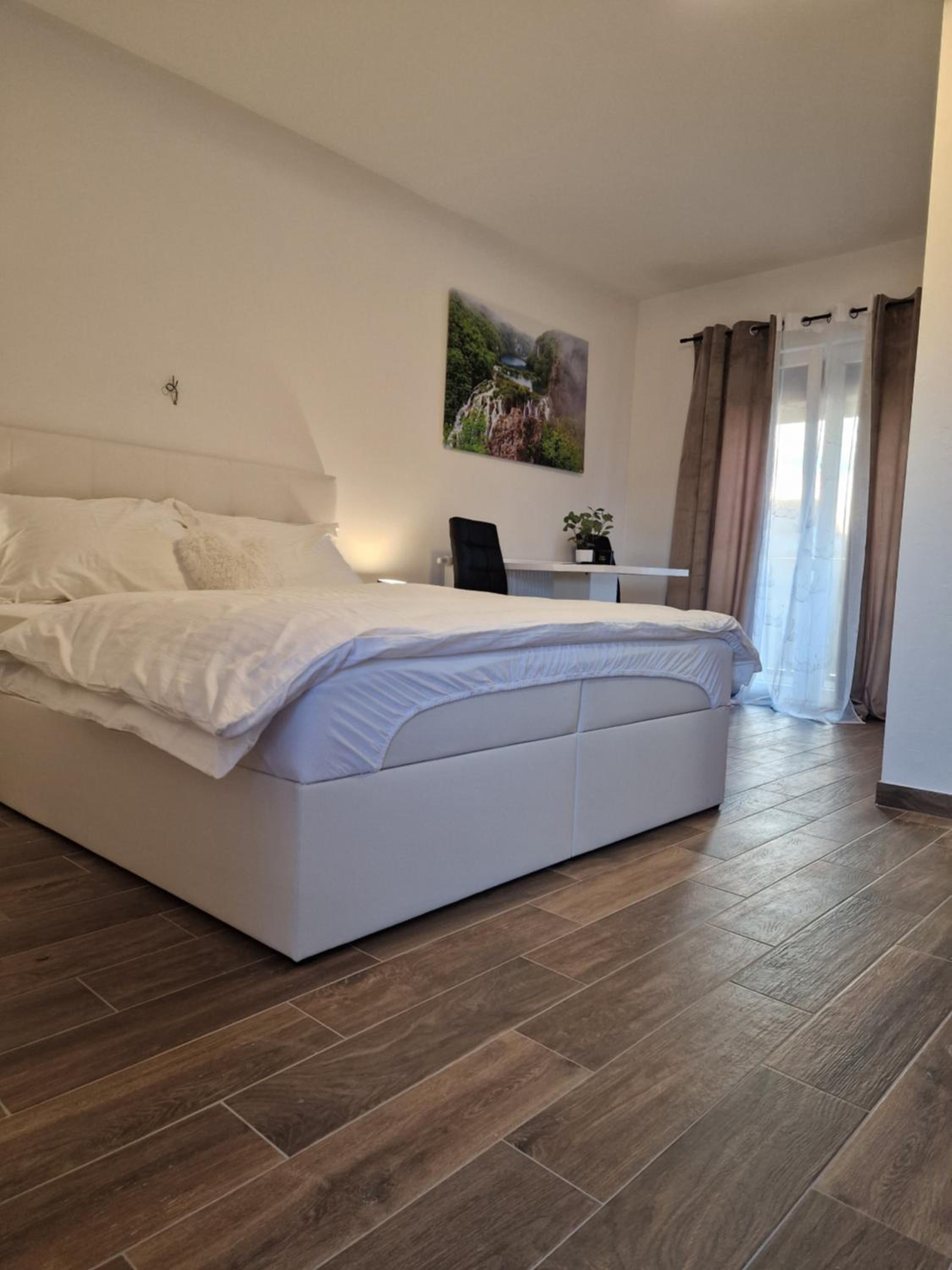 Deluxe Double Room with Balcony - Photo 11