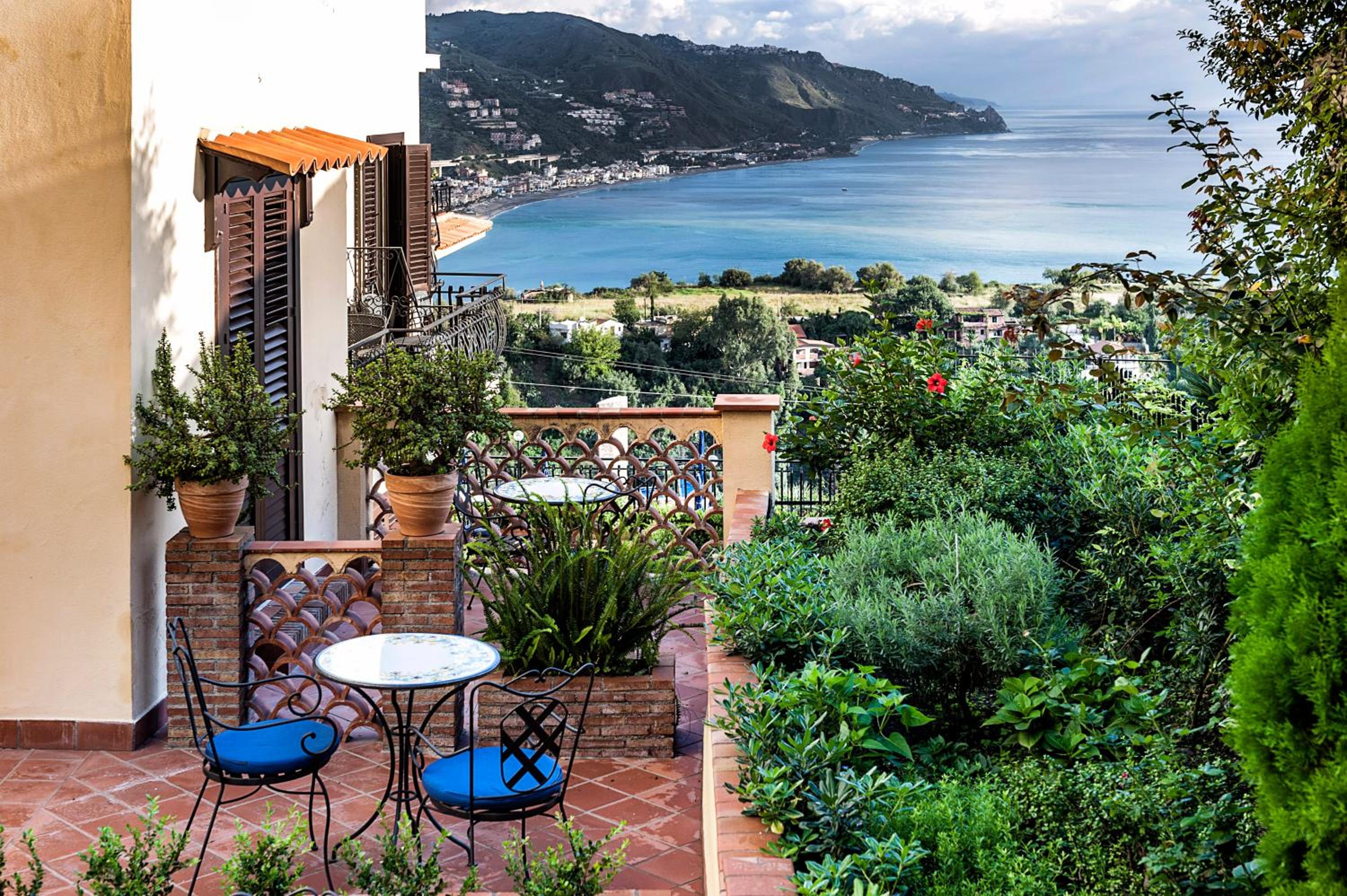 Double or Twin Room with Side Sea View - Photo 6