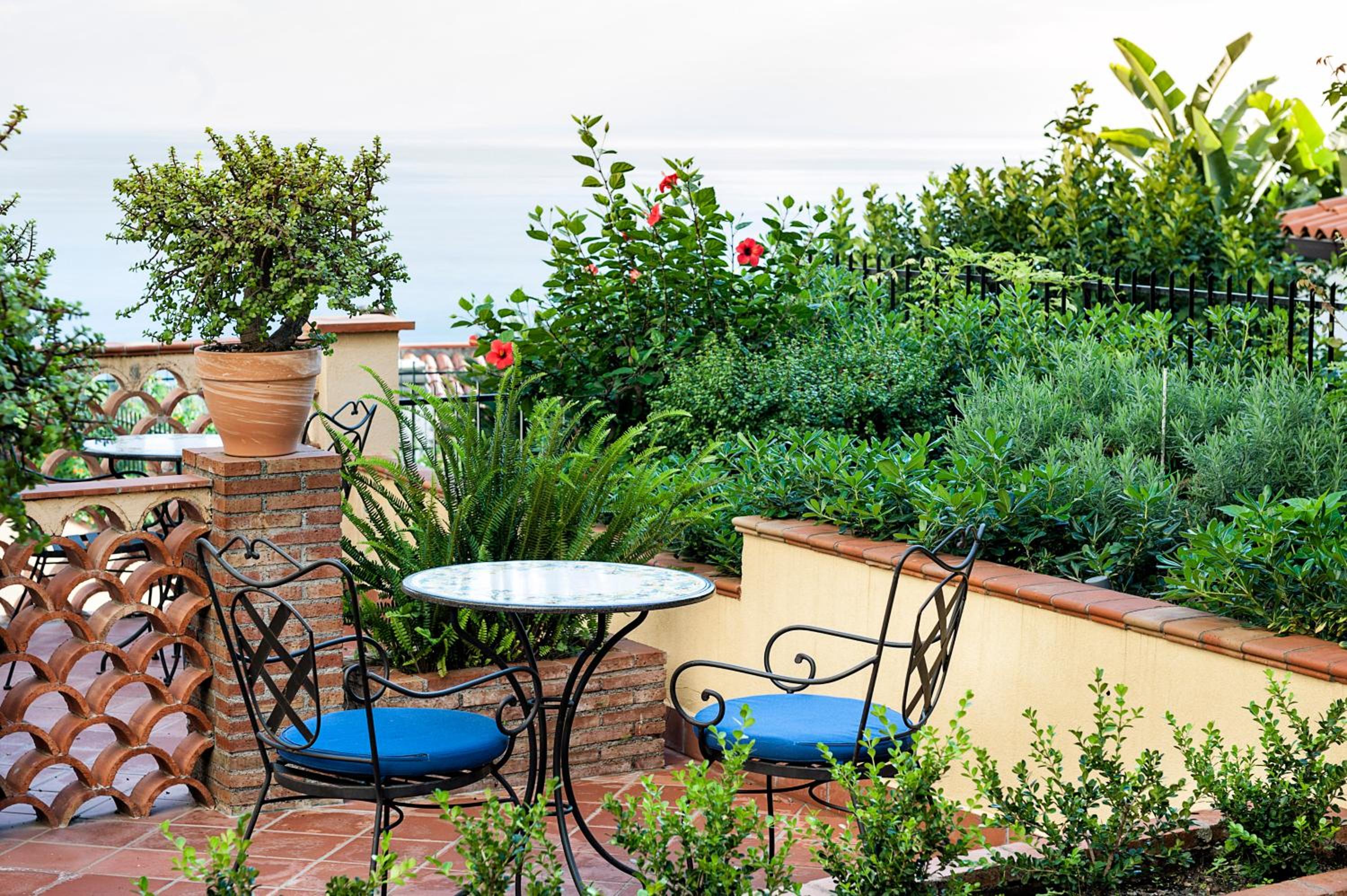 Double or Twin Room with Side Sea View - Photo 7