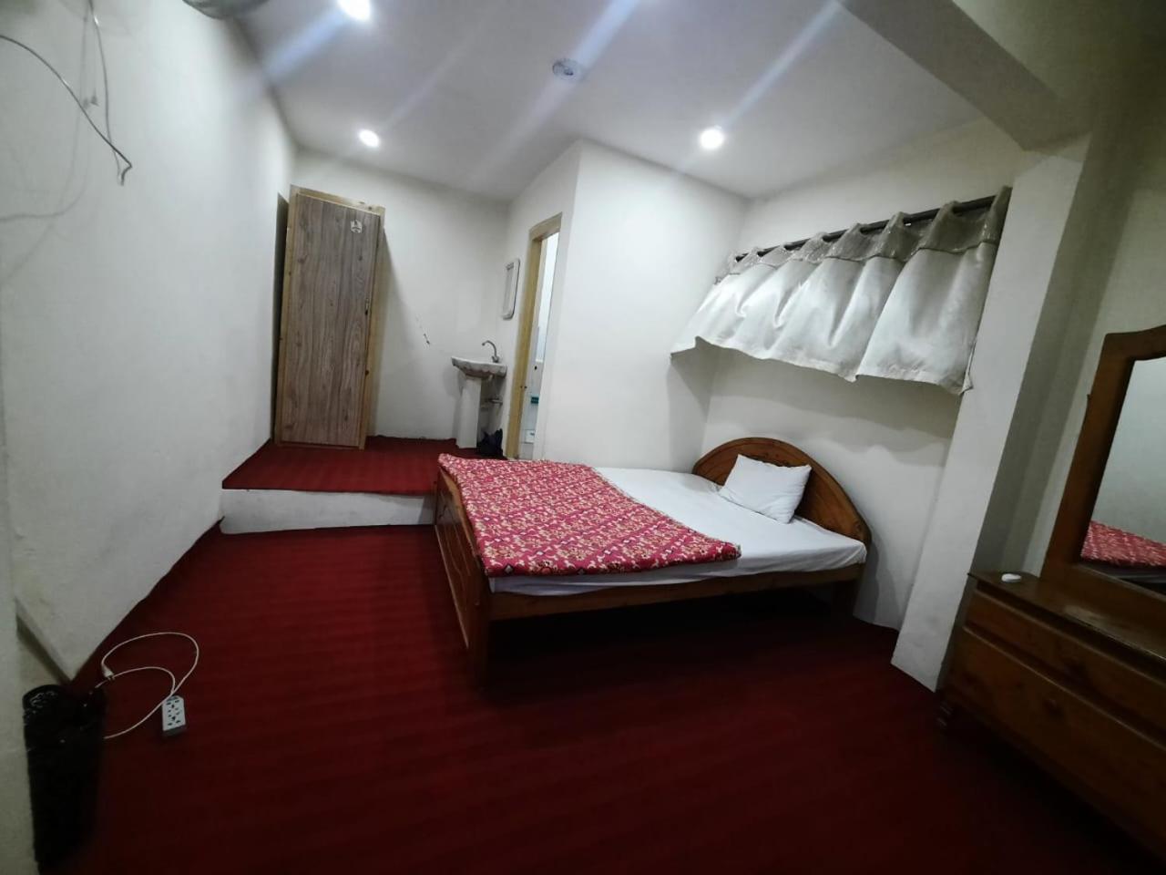 Single Room with Bath photo 1