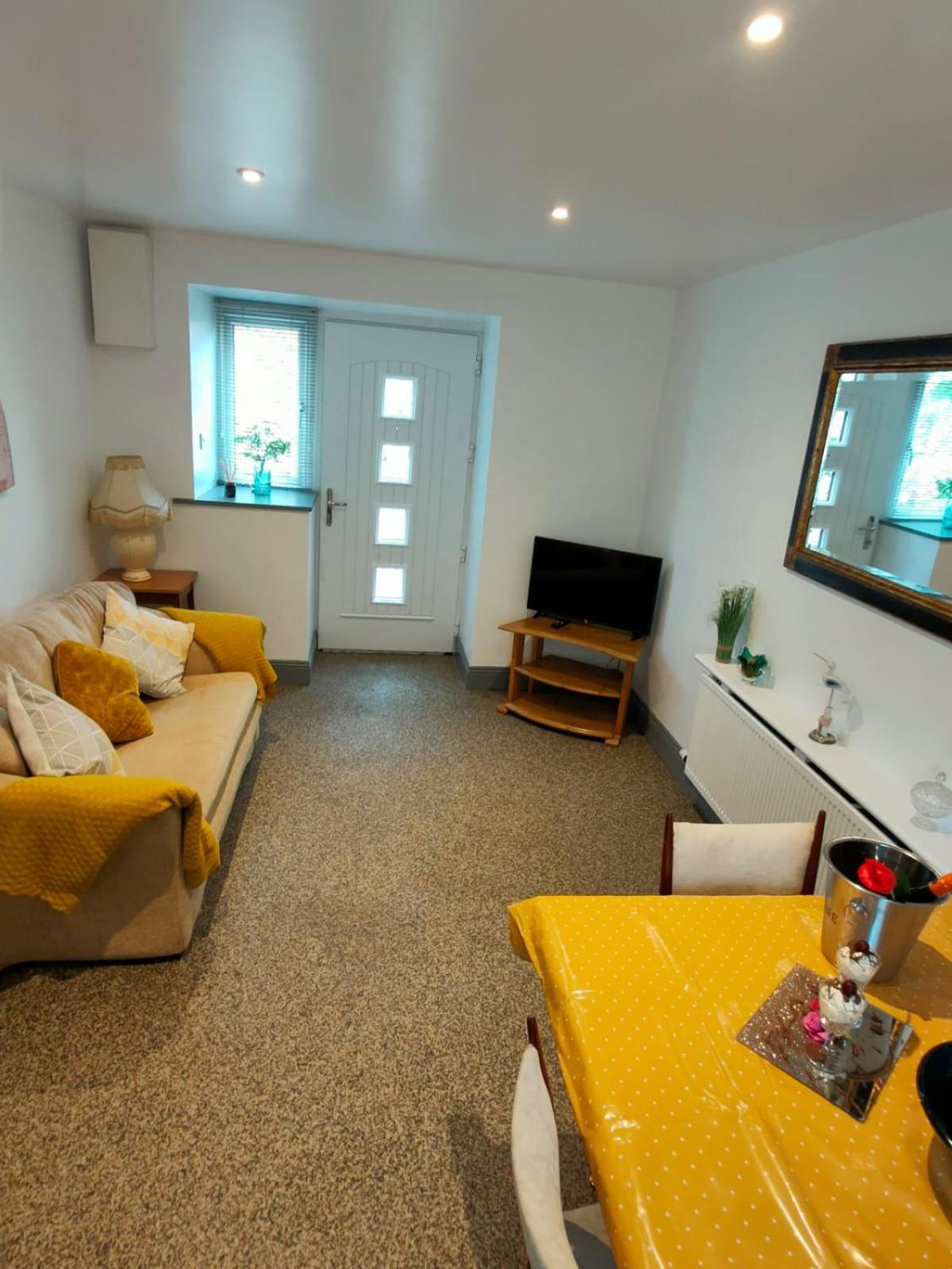 One-Bedroom House photo 1