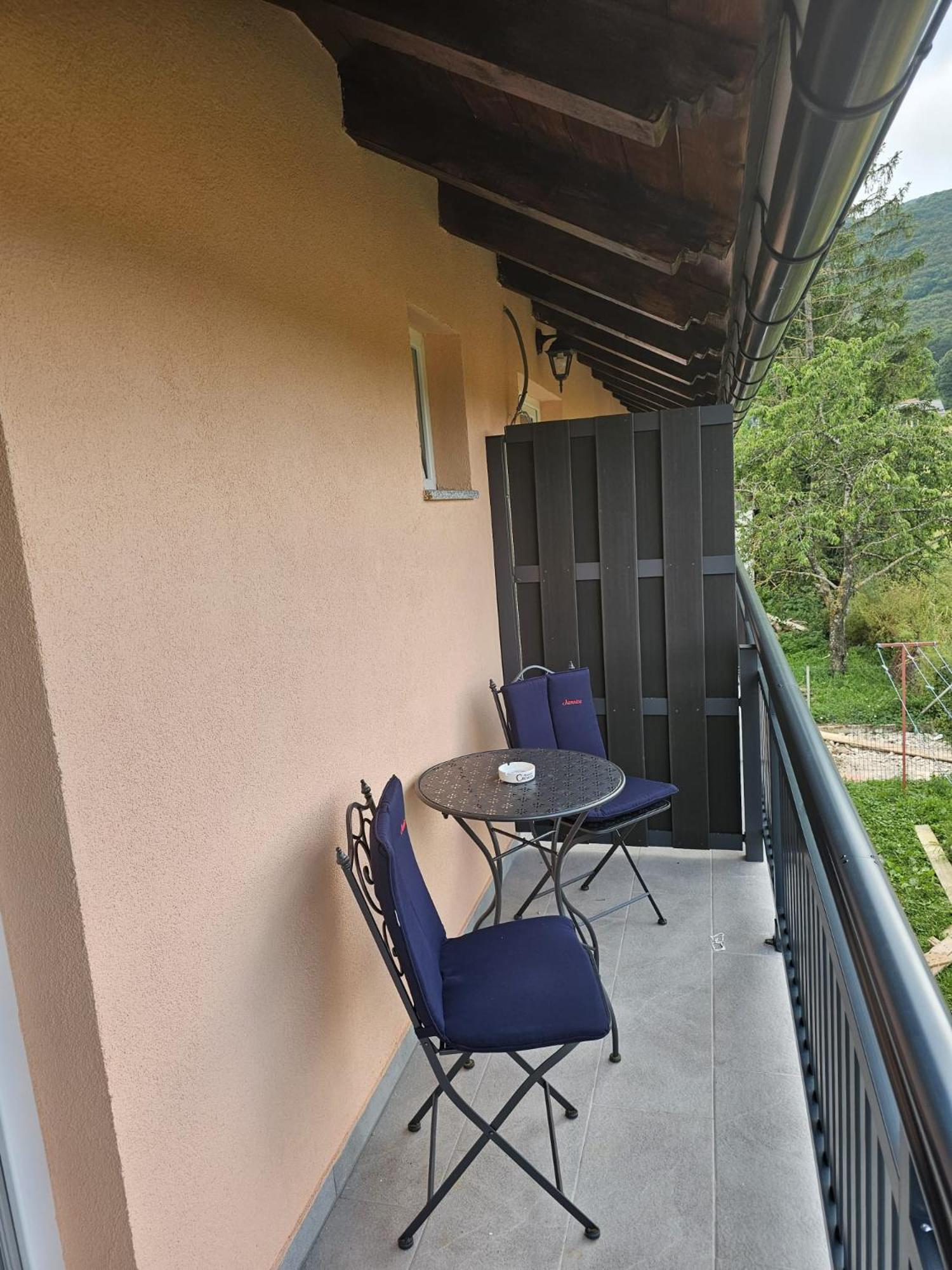Deluxe Double Room with Balcony - Photo 9