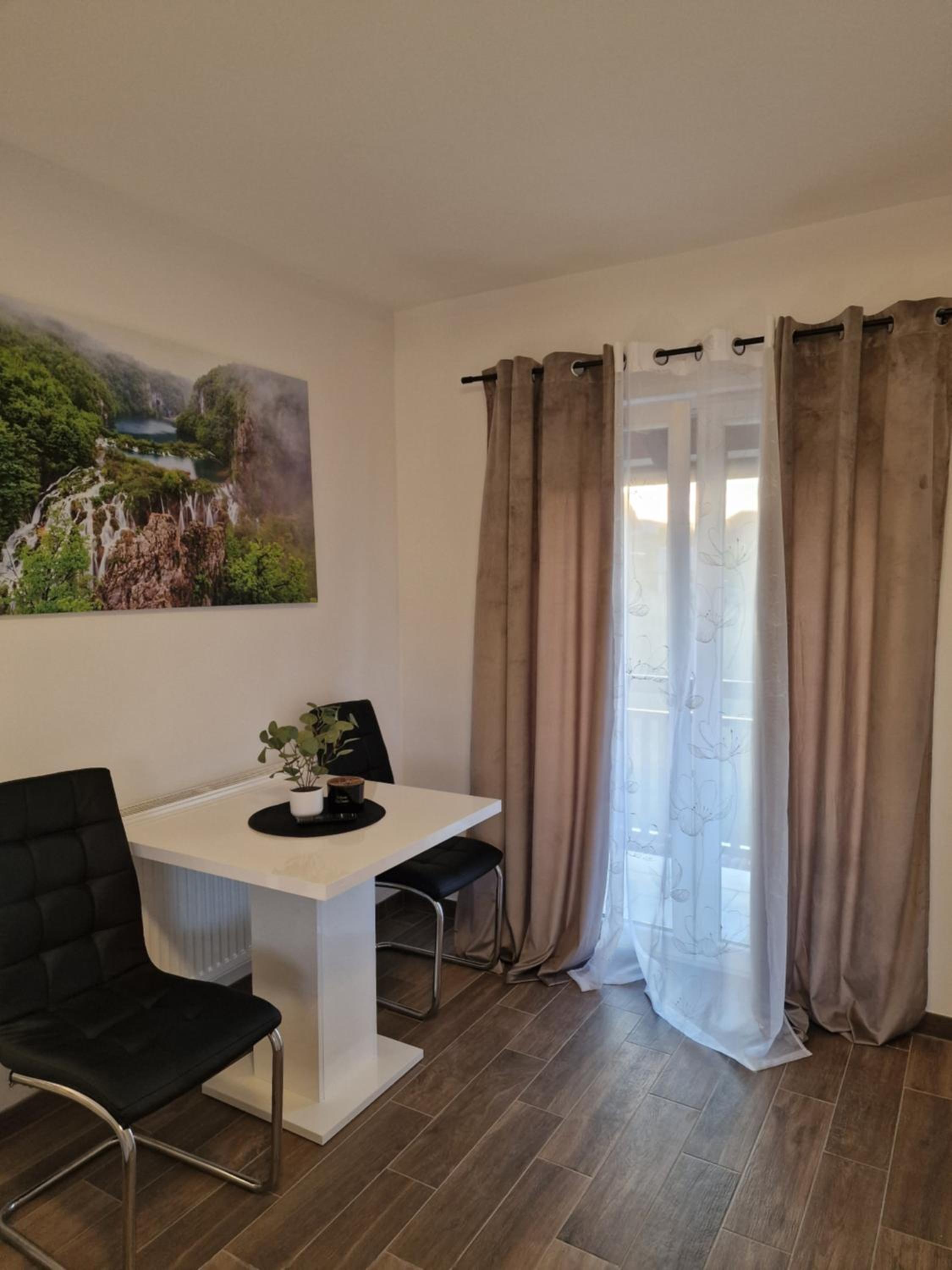 Deluxe Double Room with Balcony - Photo 10