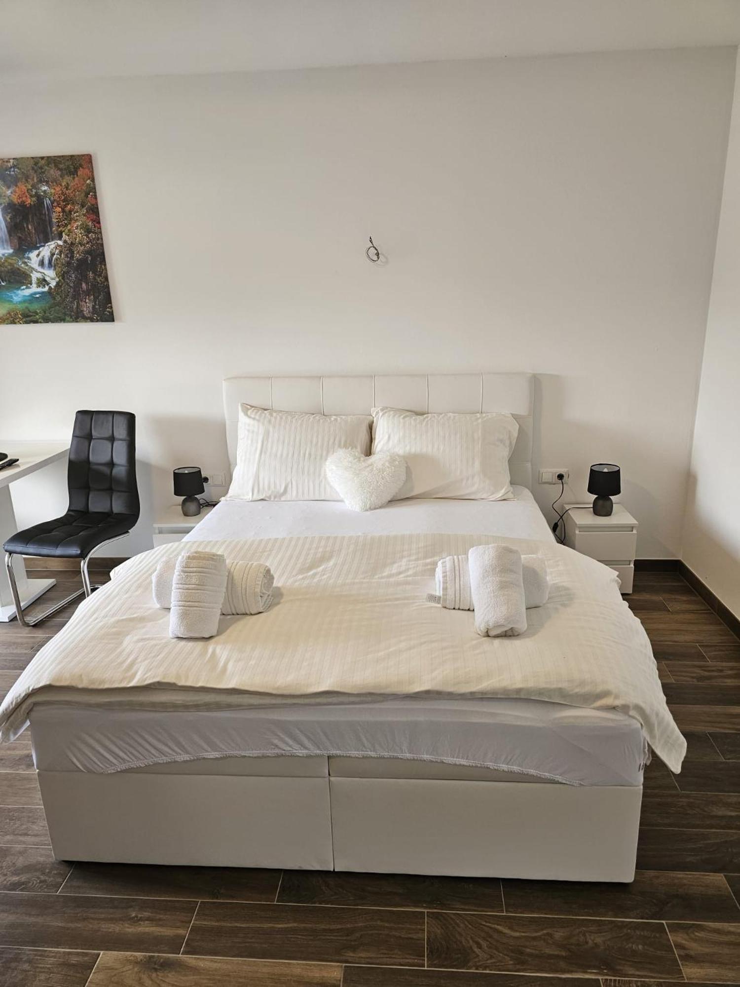 Deluxe Double Room with Balcony - Photo 12