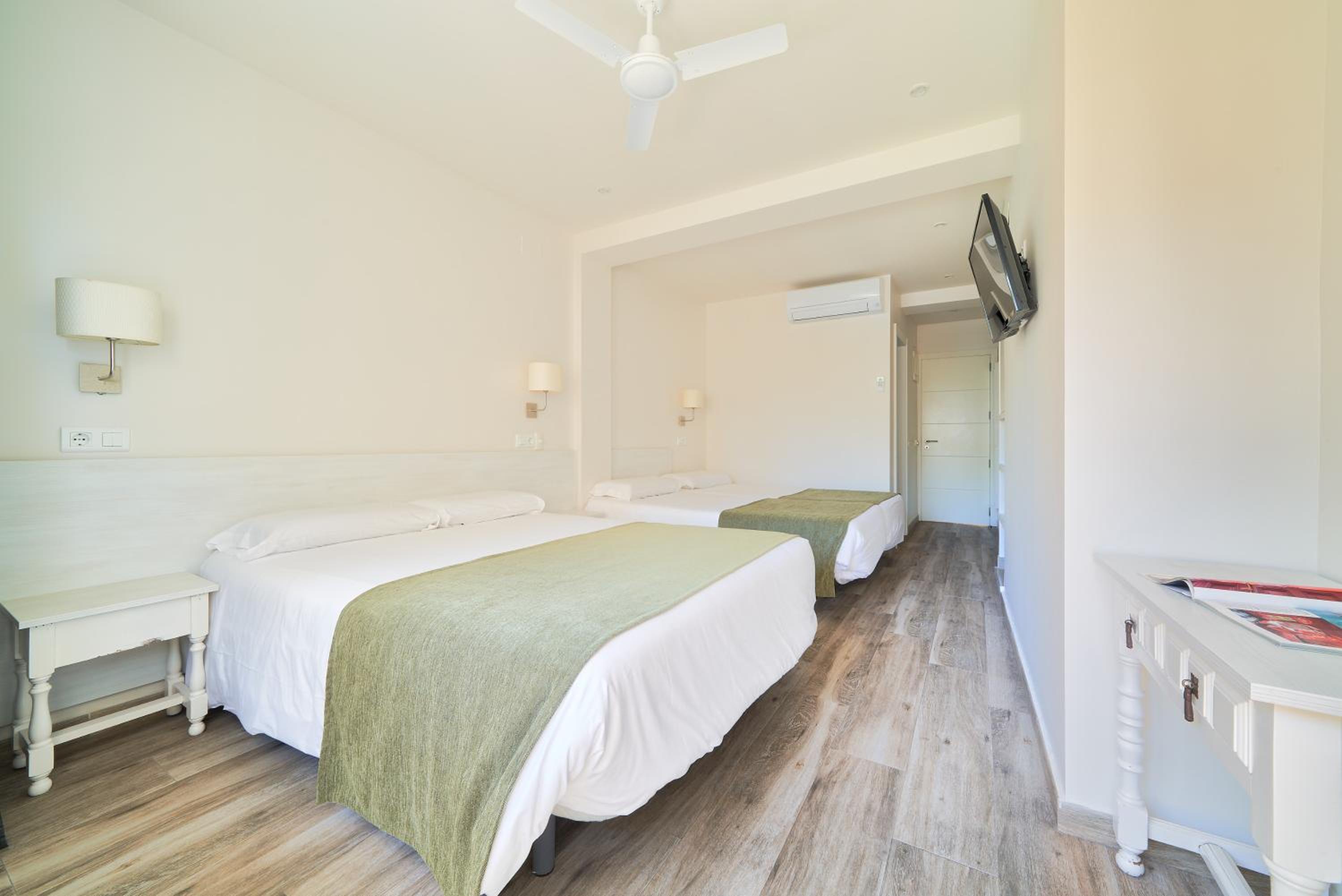 Quadruple Room with Terrace - Photo 2