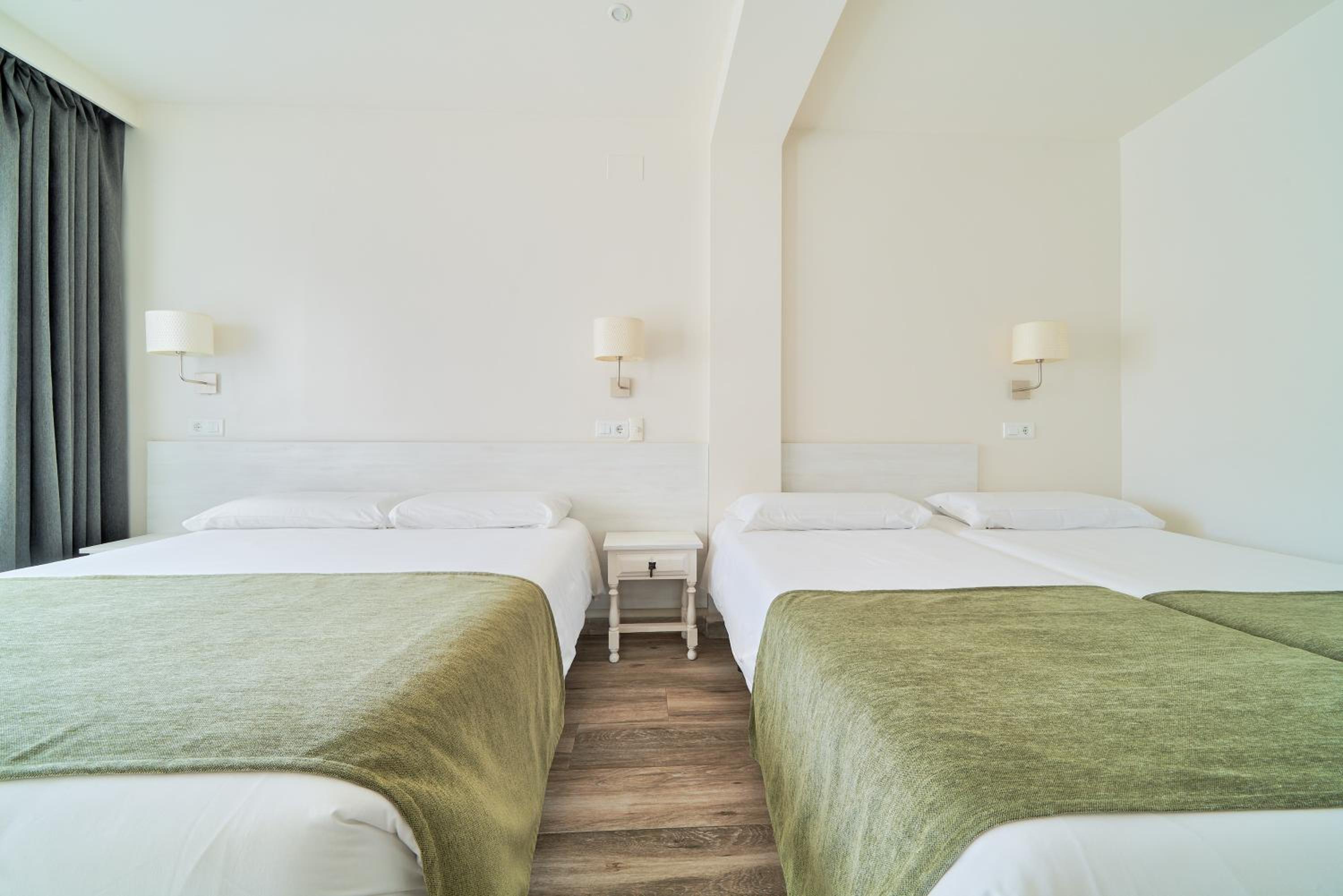 Quadruple Room with Terrace - Photo 1