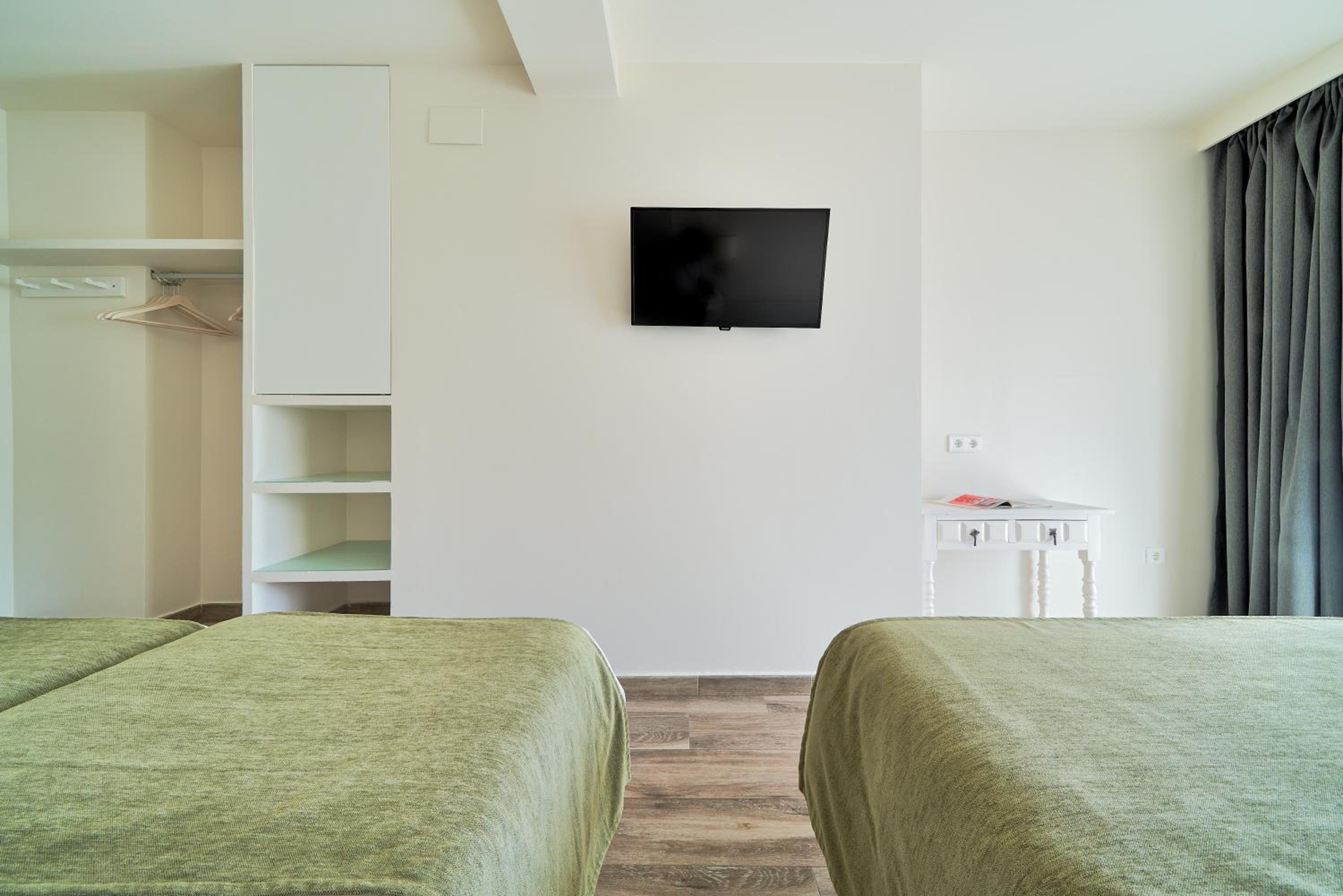 Quadruple Room with Terrace - Photo 3