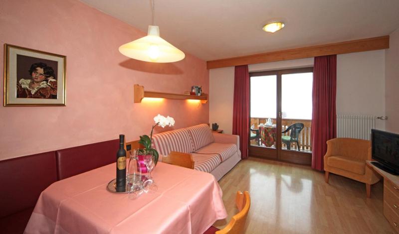 Superior One-Bedroom Apartment with Balcony and Mountain View - Photo 2
