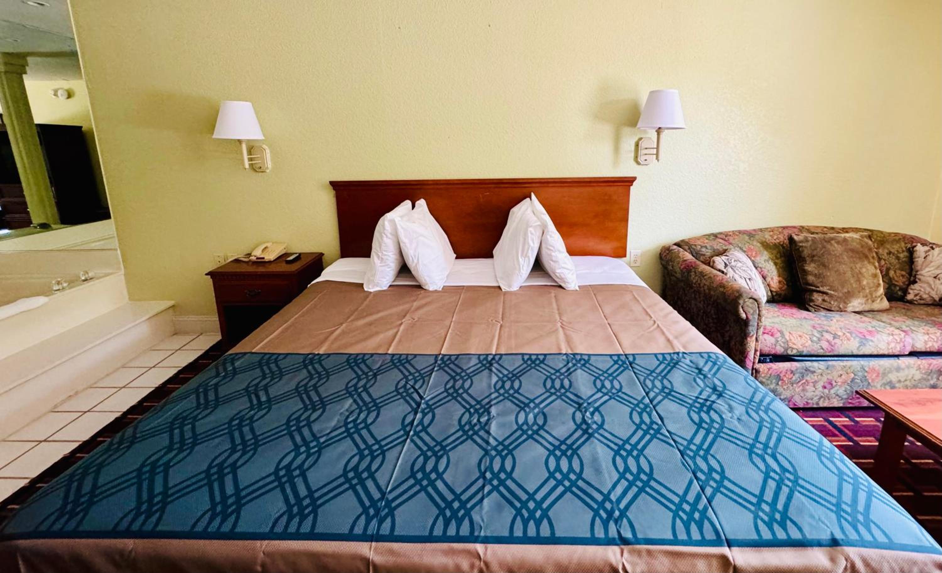Deluxe King Suite photo 1