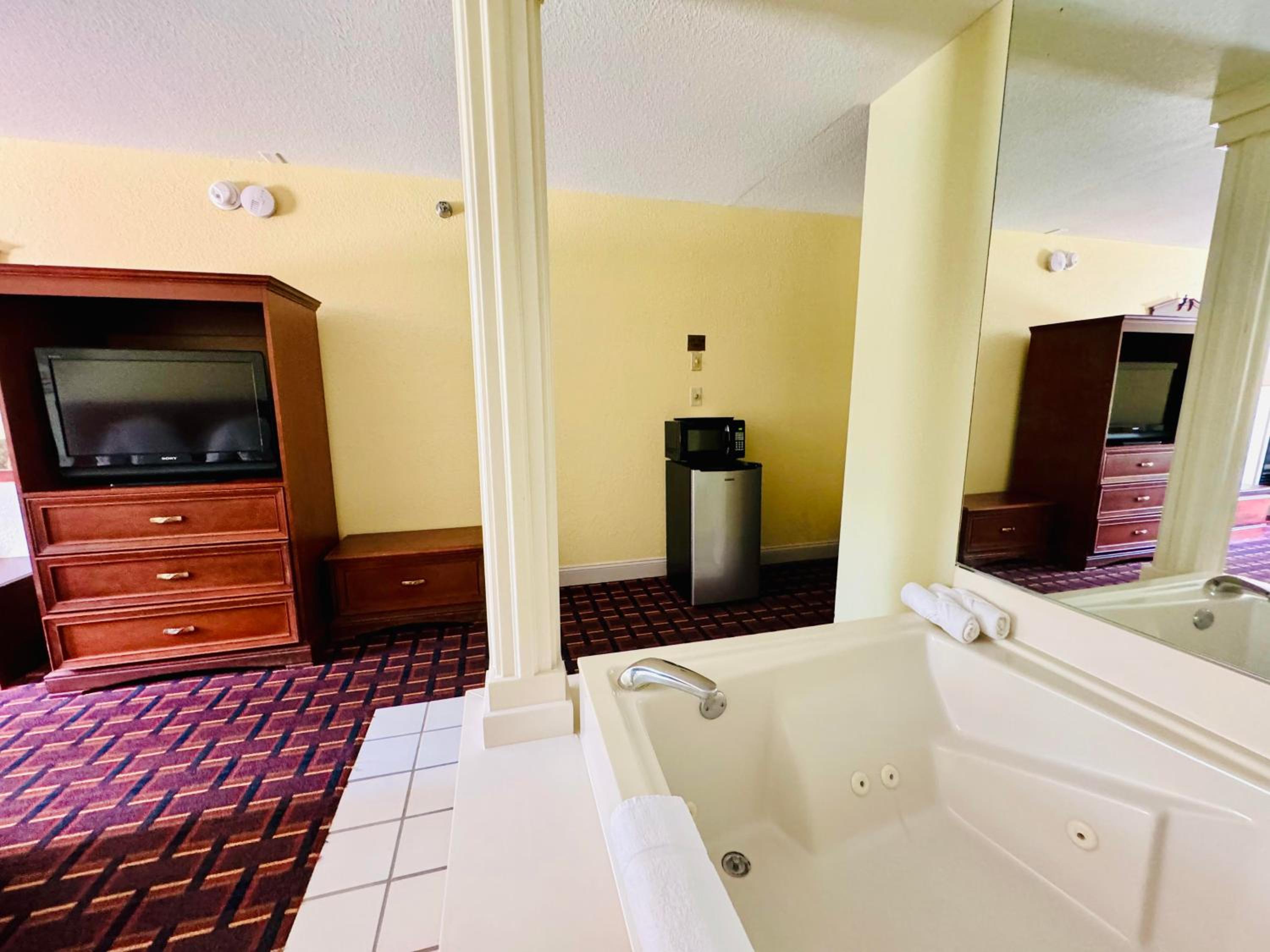 Deluxe King Suite photo 2