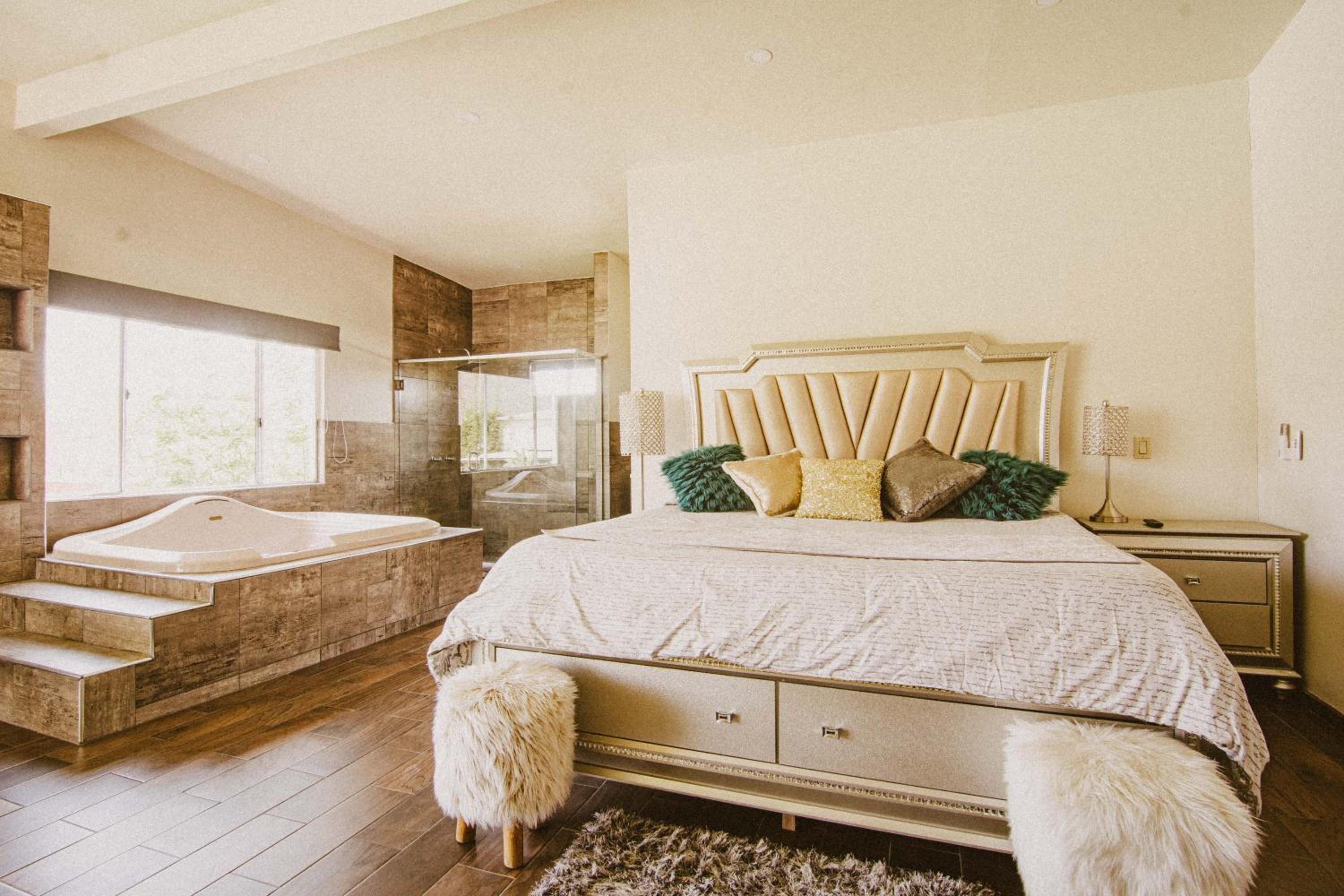 King Suite with Pool View