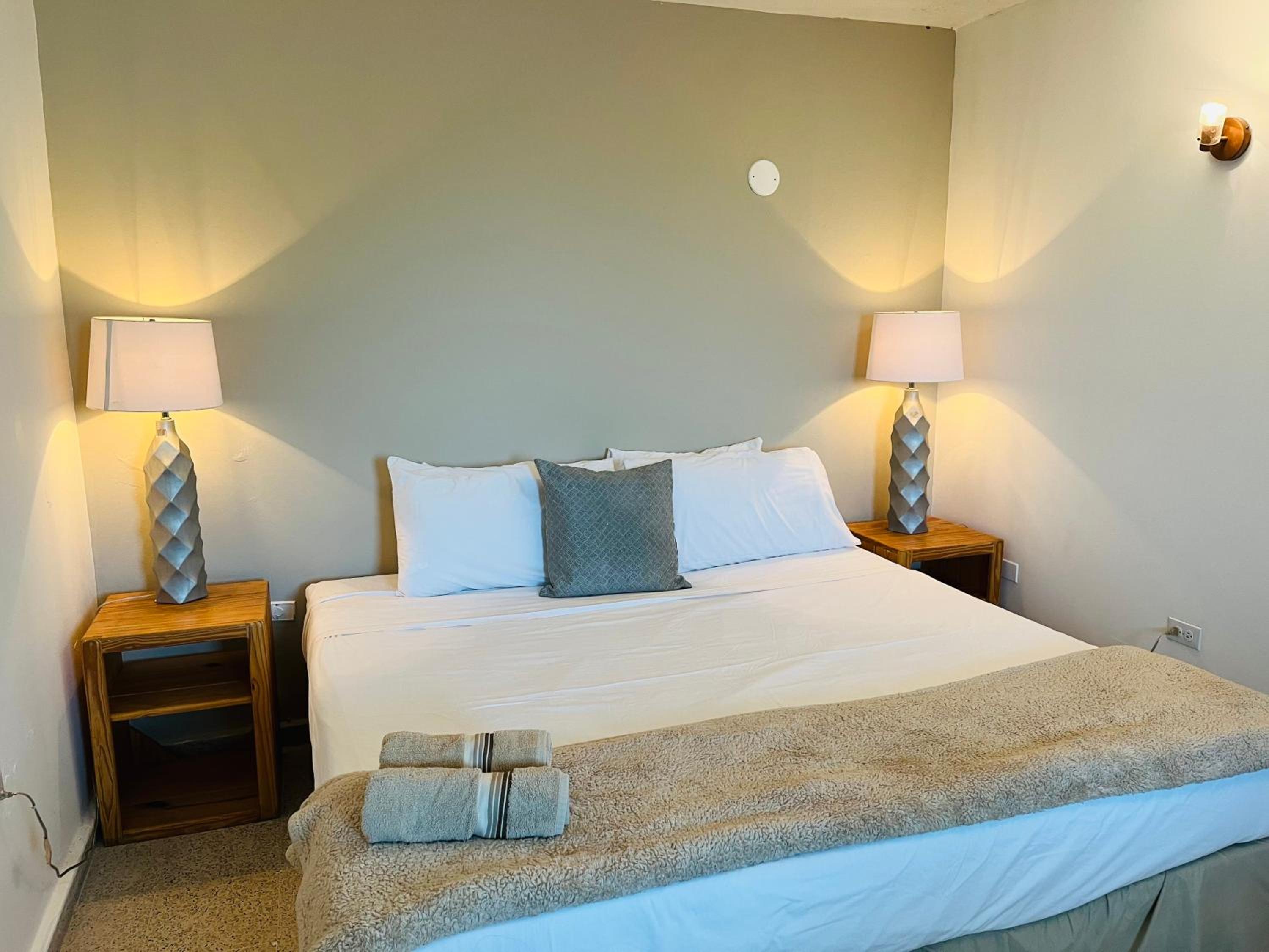 1 Bath/1Bed Apartment w/Kitchen