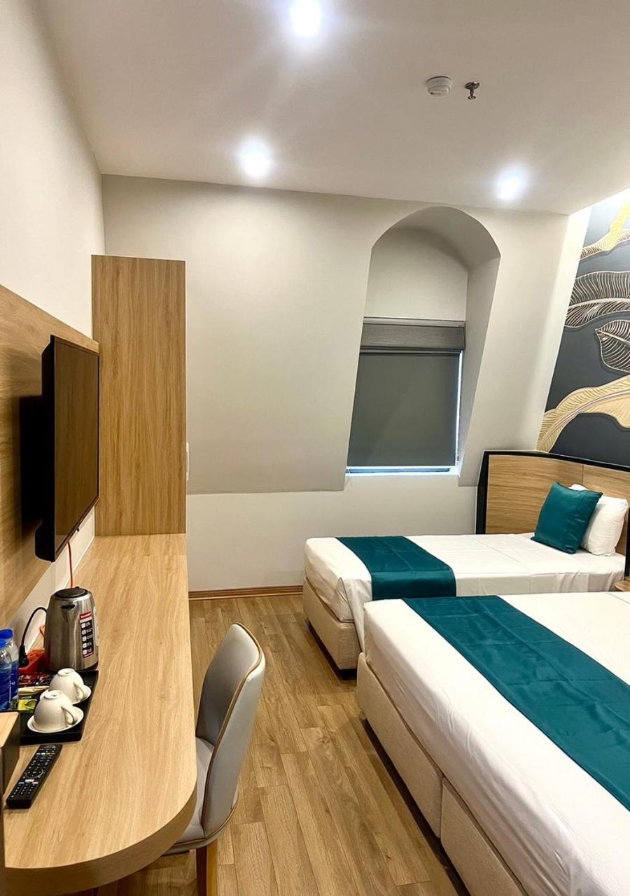 Deluxe Suite with Spa Bath photo 2