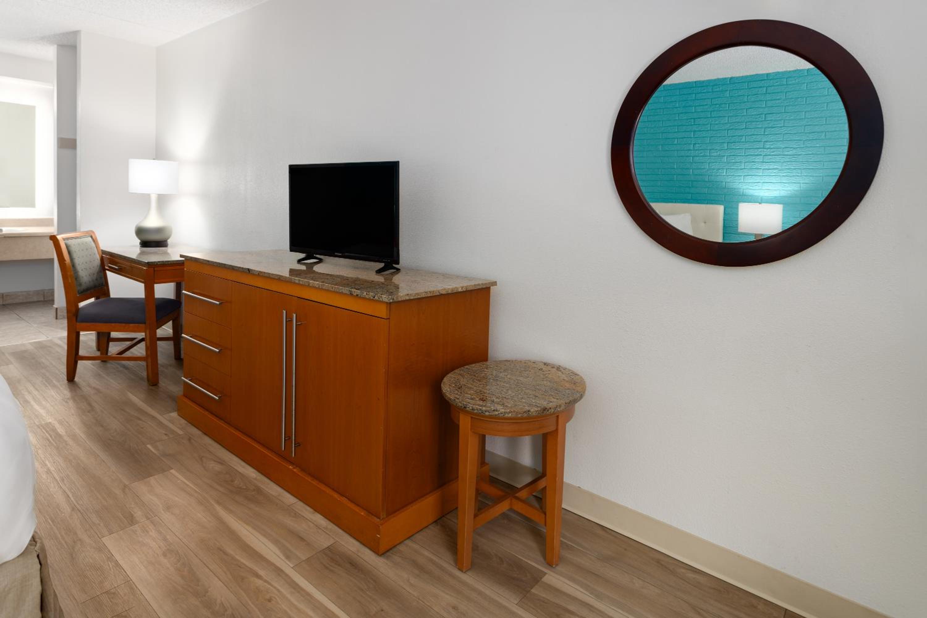 King Room - Non-Smoking - Photo 2